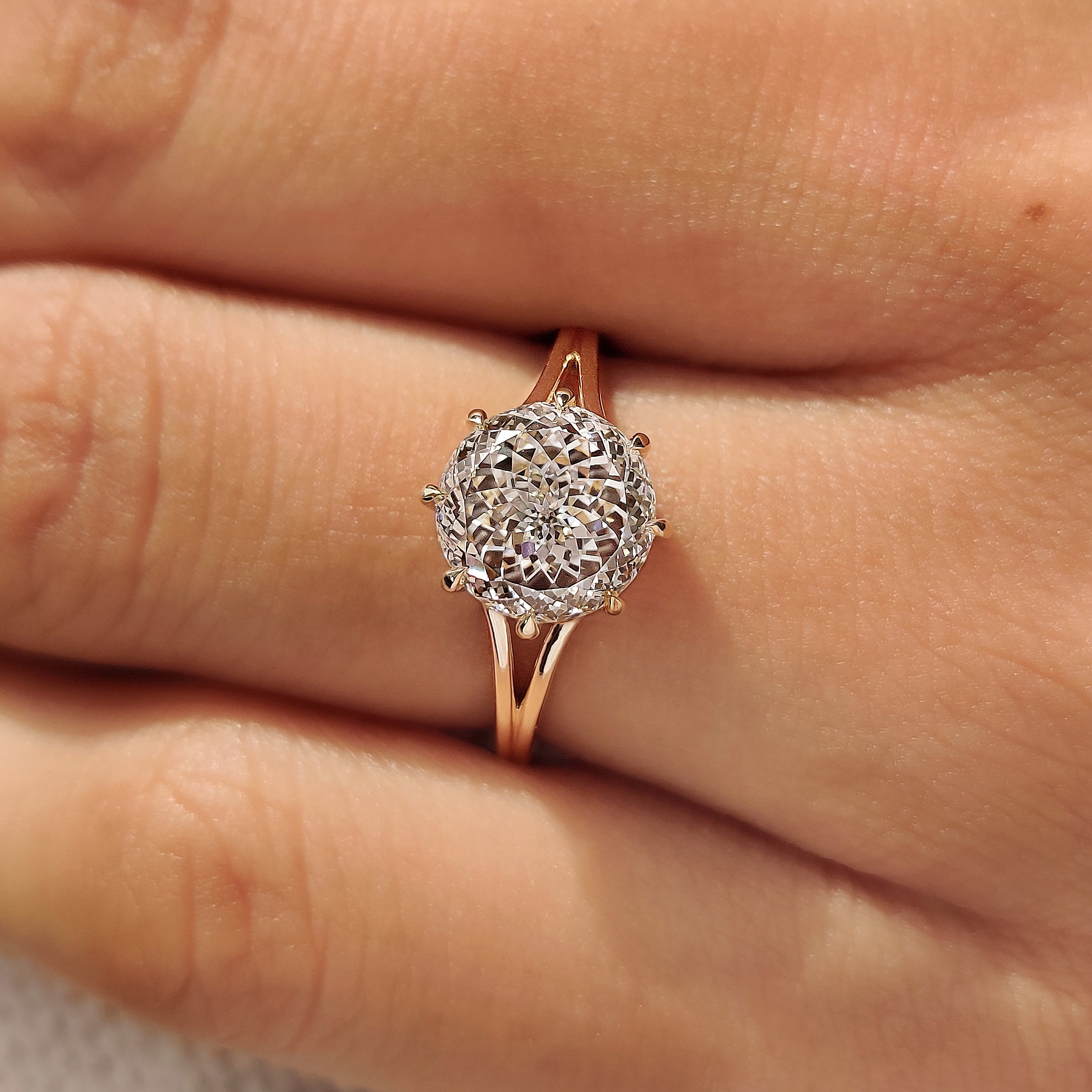 Handmade Portuguese cut diamond ring in yellow gold.
