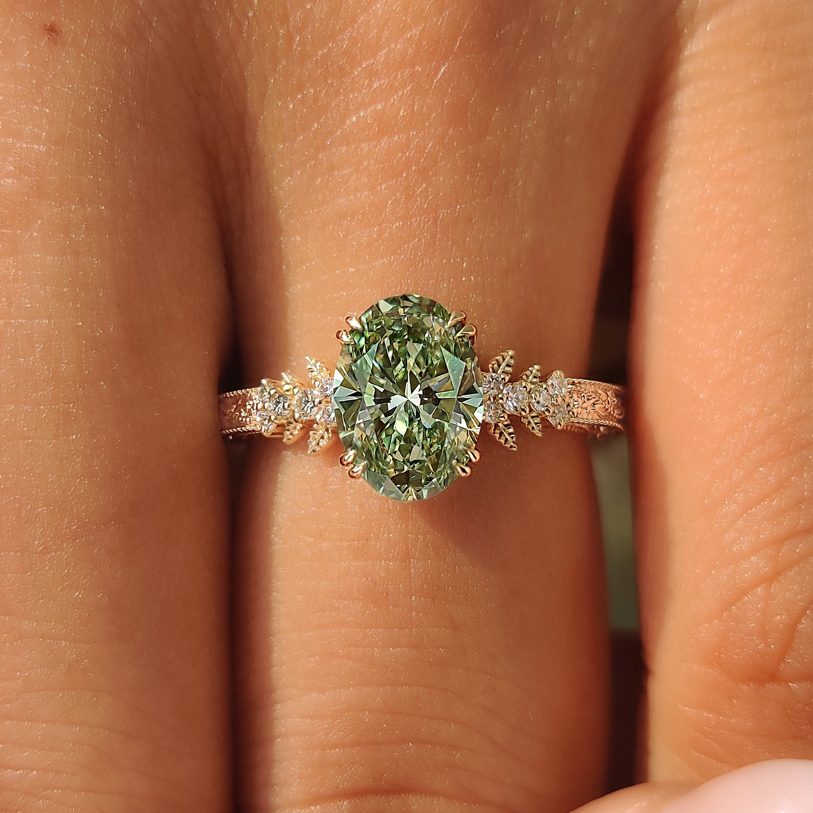 Floral engraved band with leaf detailing.
