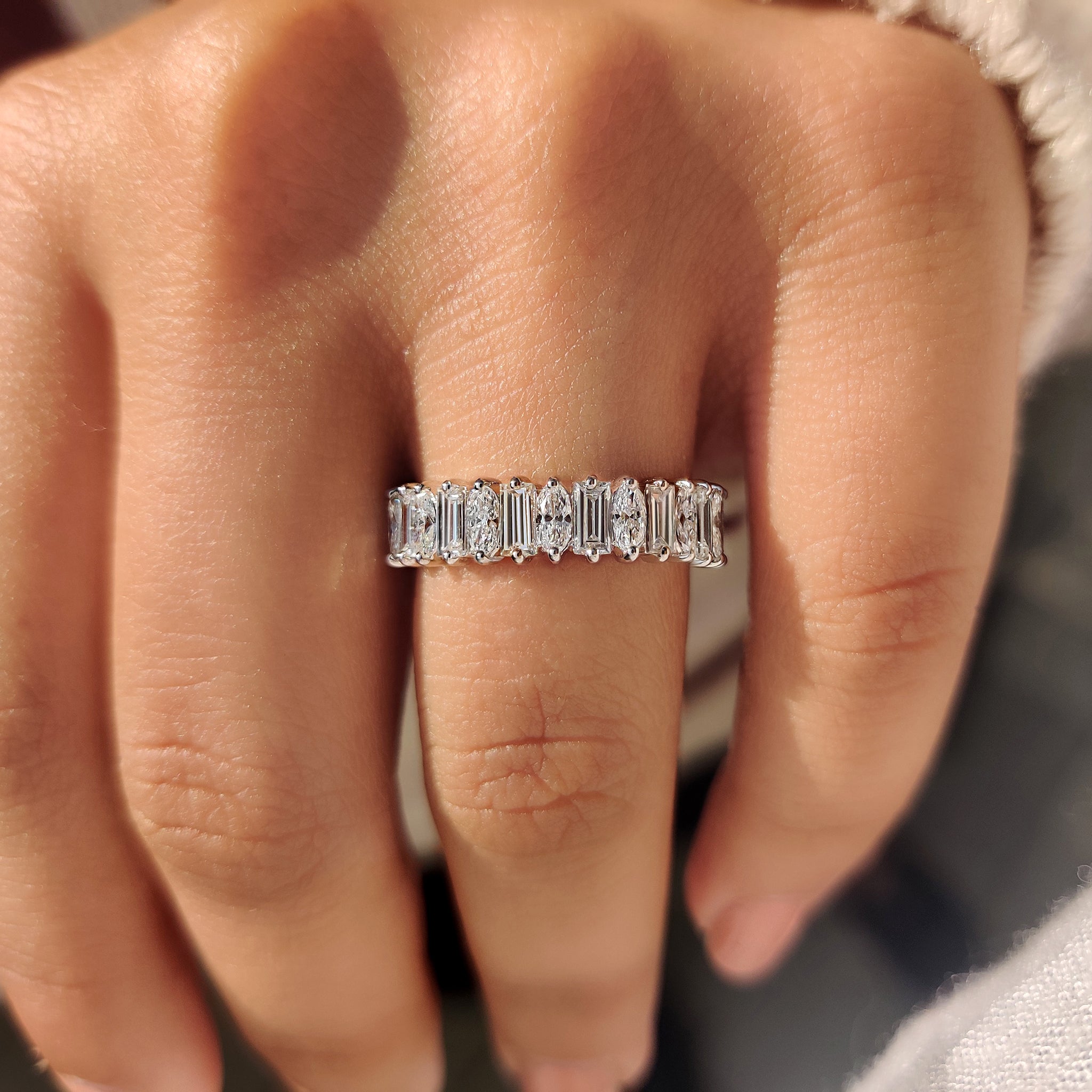 Wedding band with baguette and oval diamonds in half eternity style
