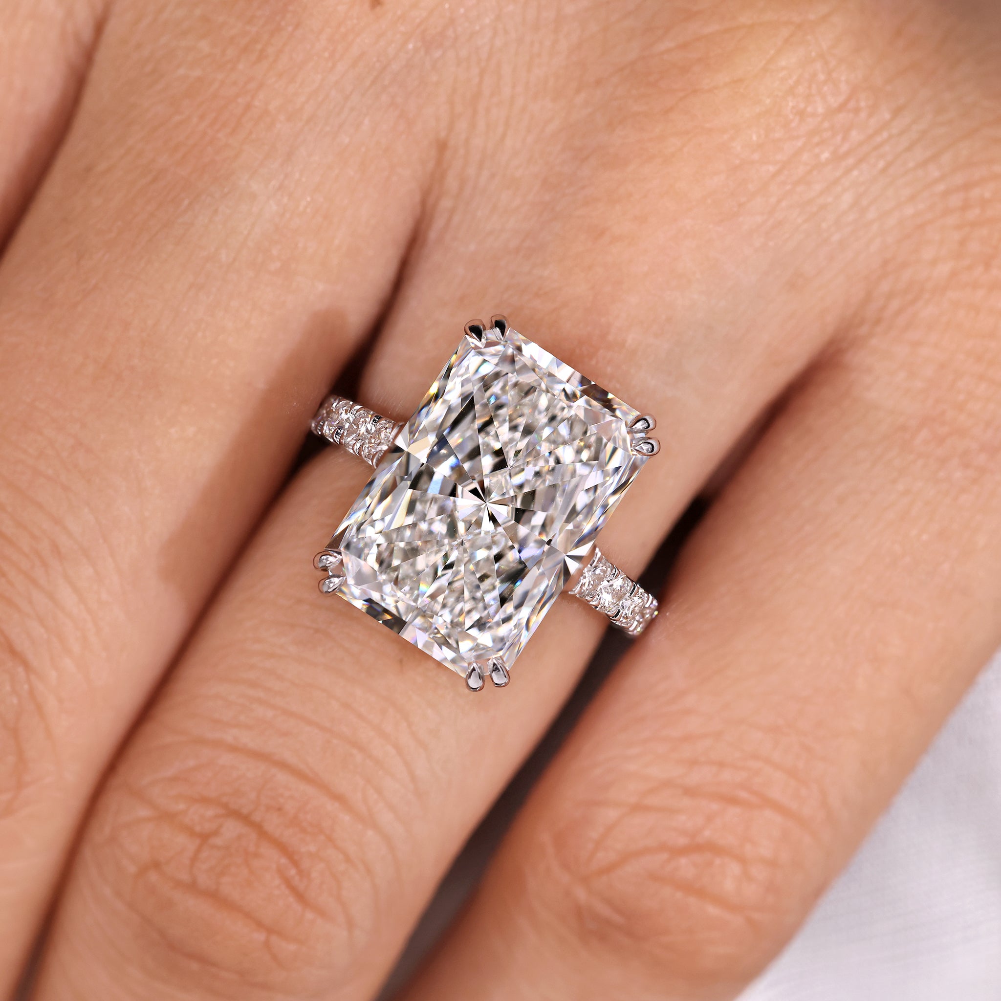 Radiant cut diamond ring designed with trellis support
