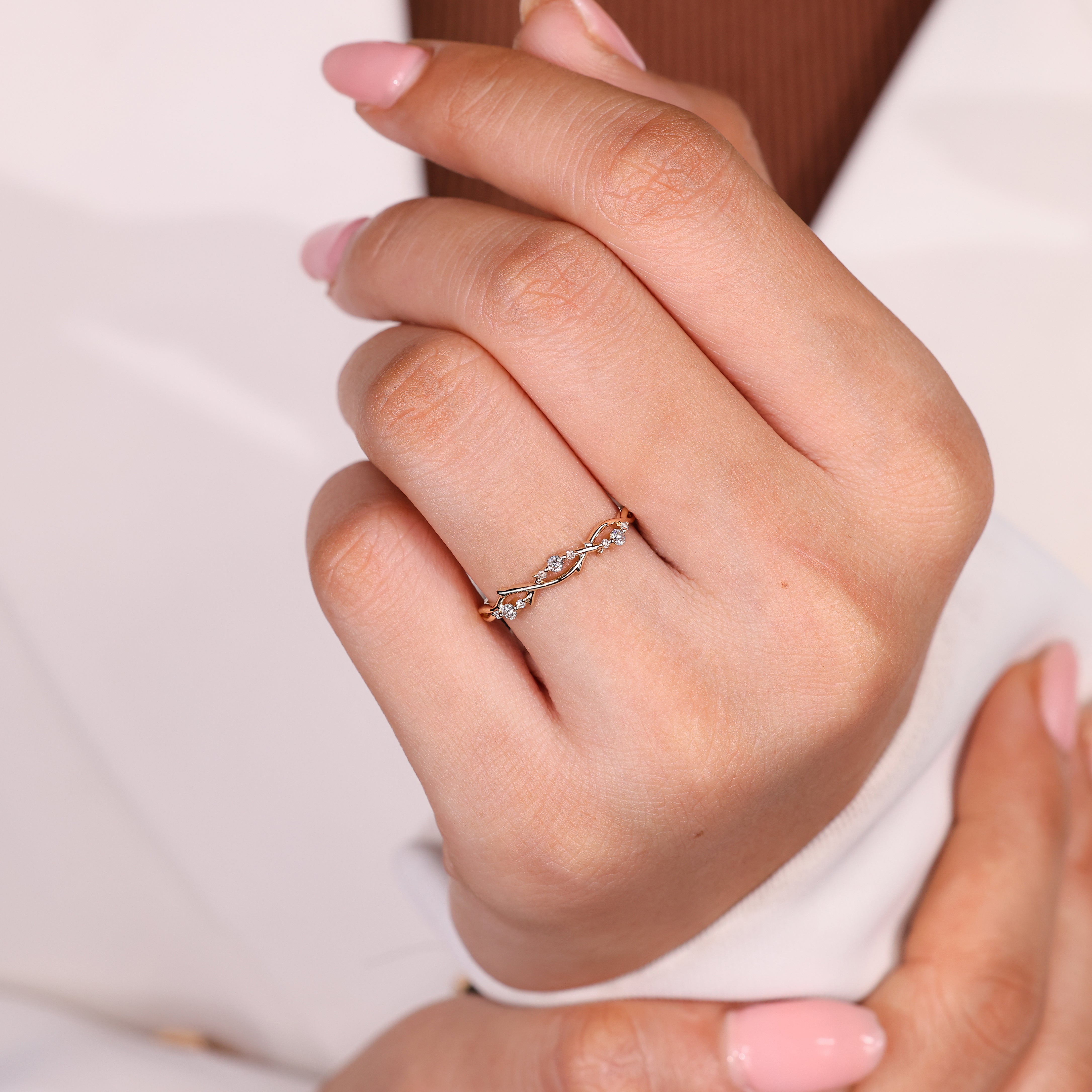 Leaf and vine design with round diamonds
