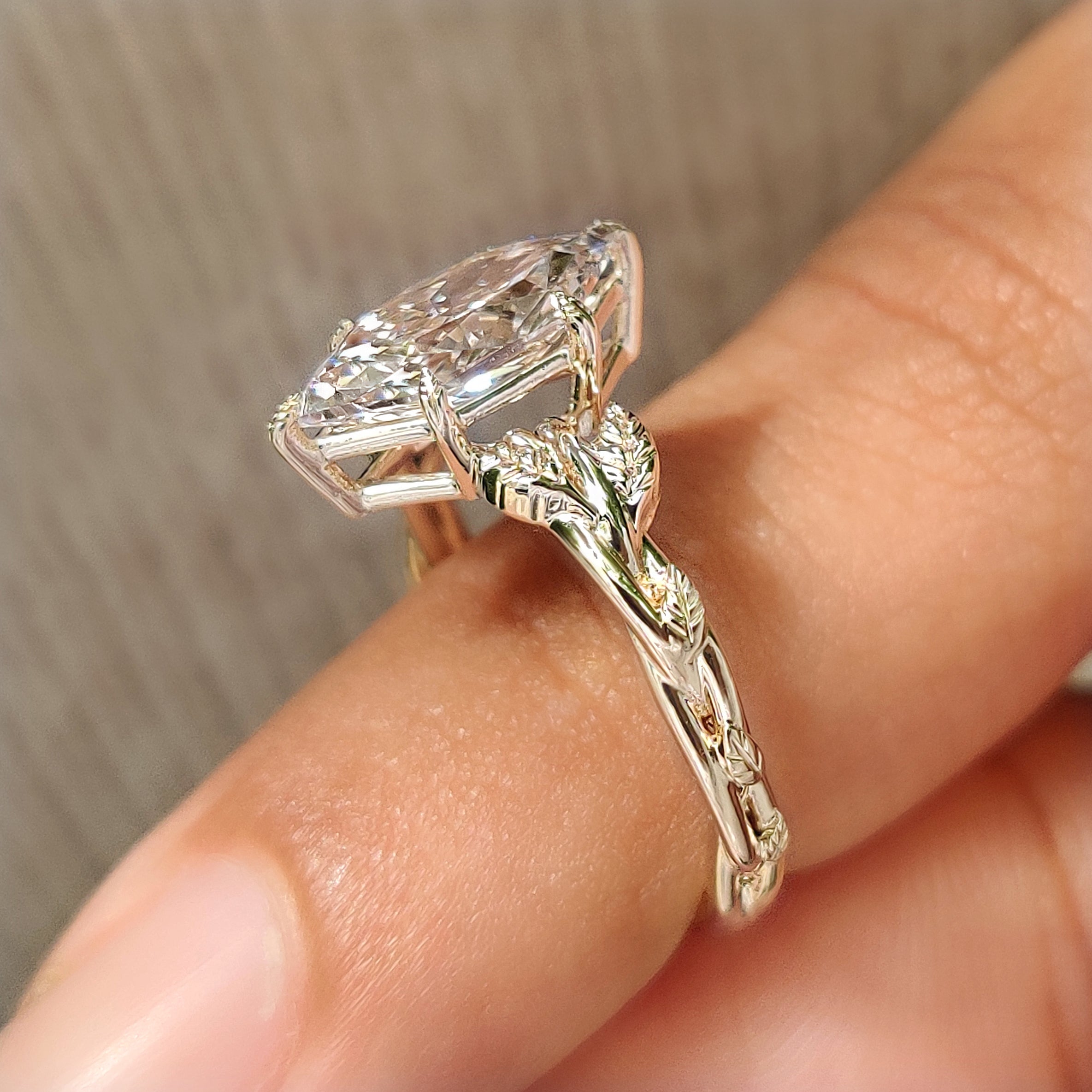 Six leaf style prong Dutch marquise diamond ring
