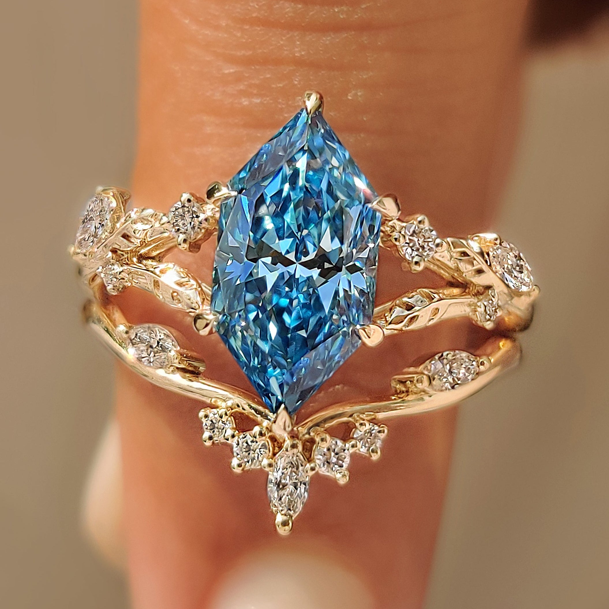 Blue Dutch marquise ring with wedding band in nature inspired style.

