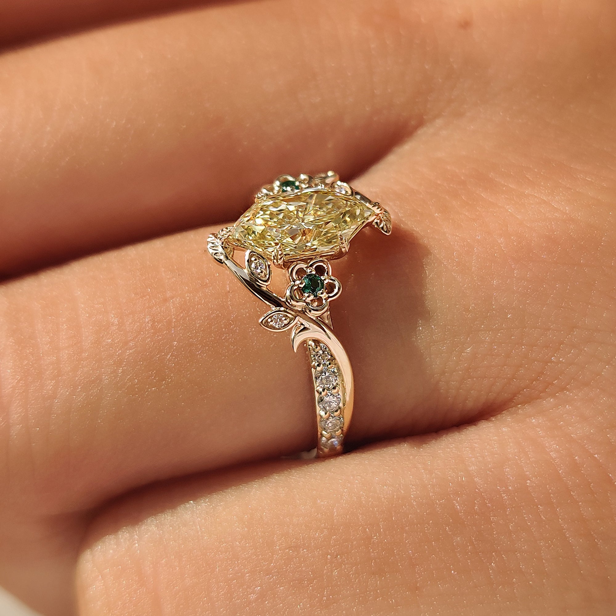 Round diamonds pave setting on yellow Dutch marquise ring.
