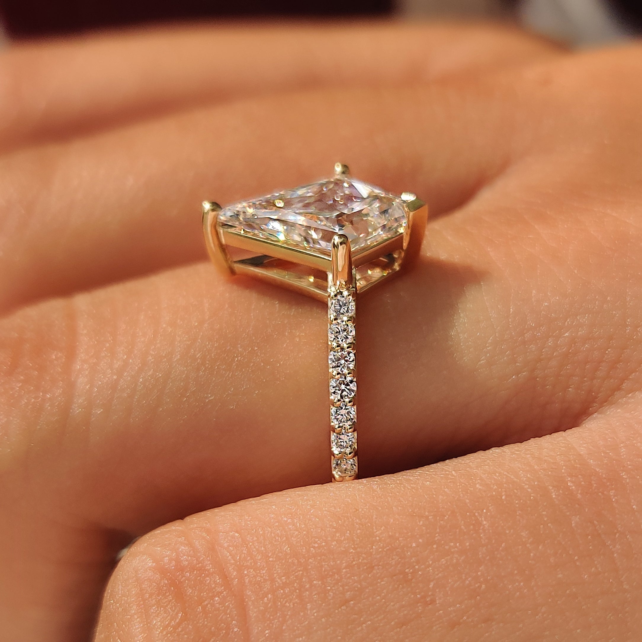 Round cut pave diamonds along the ring band.
