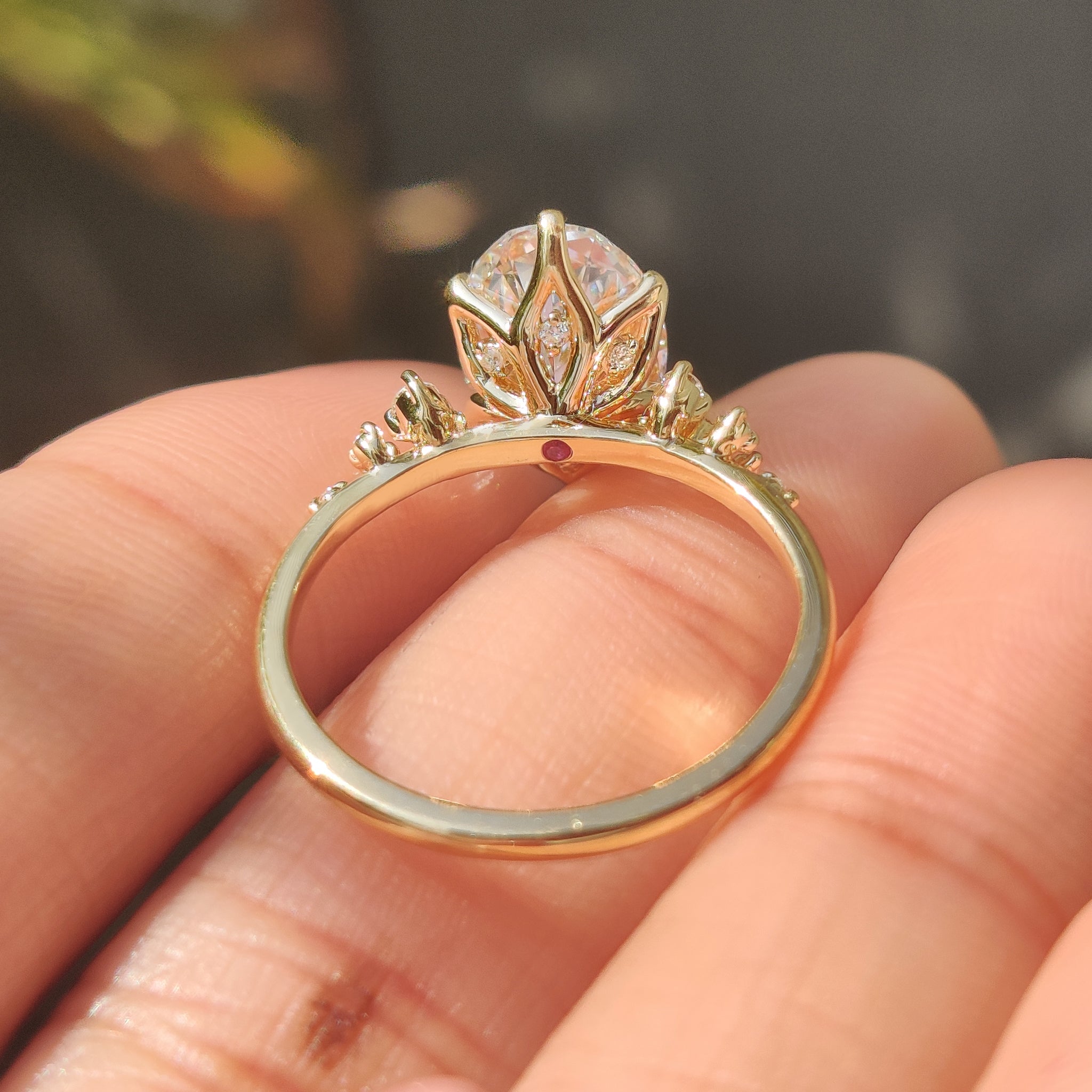 Cluster setting oval diamond ring design.
