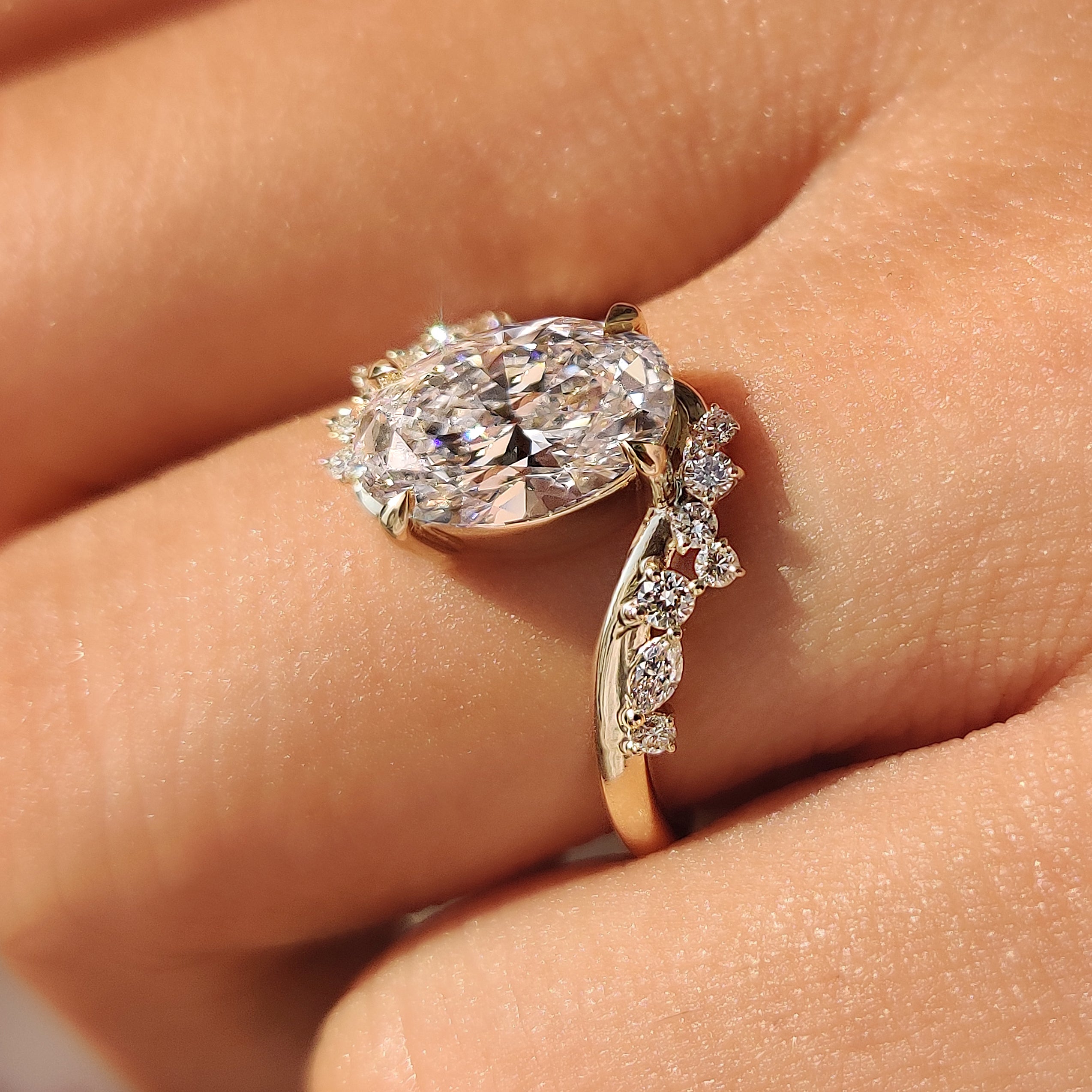 Marquise and round side stones pave setting.
