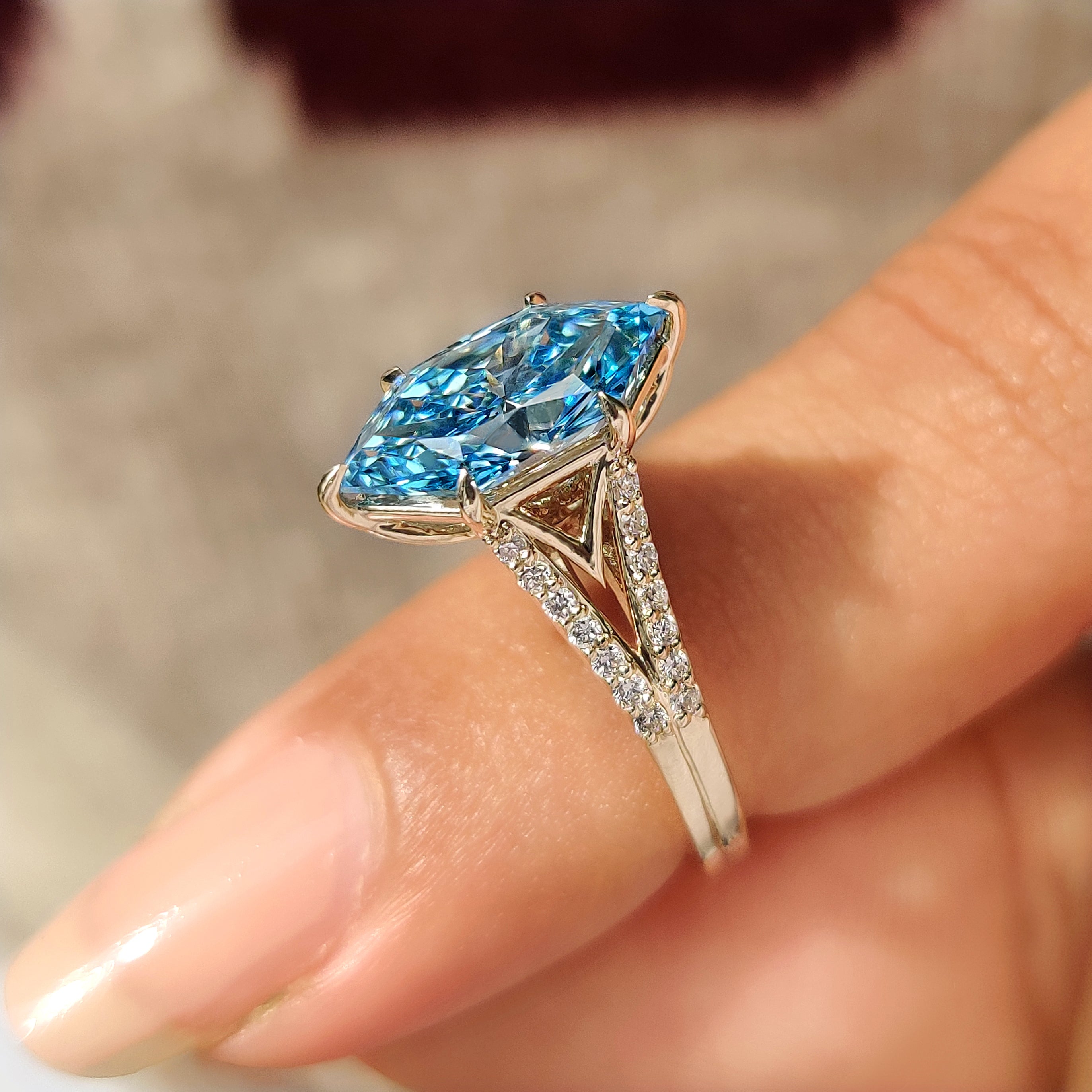 Handmade Dutch marquise ring with round diamond pave style
