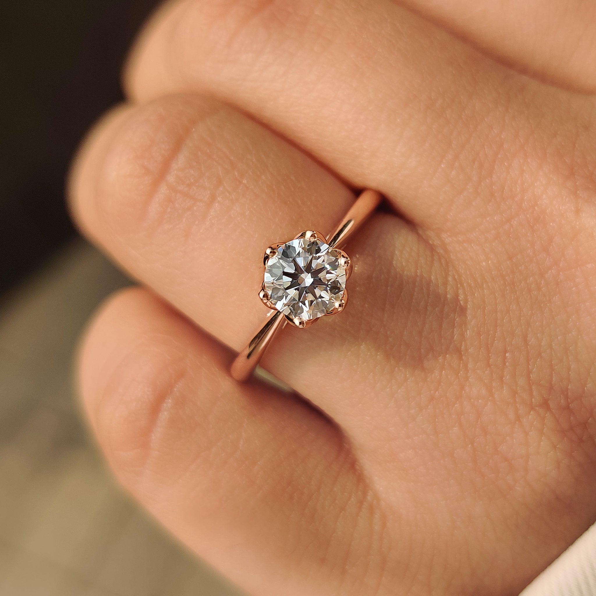 
Handmade round diamond ring with tulip style.
