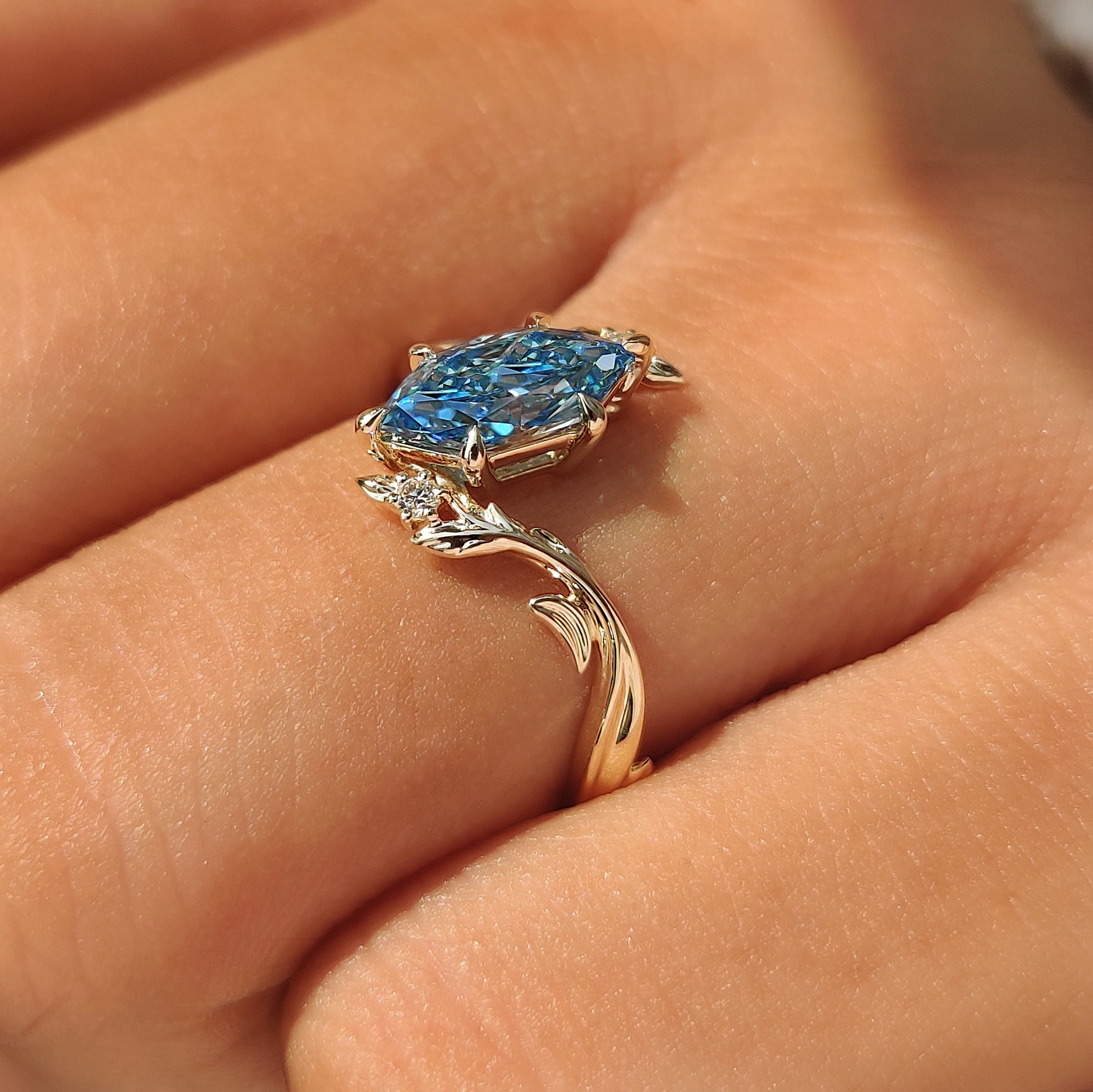 Round diamond accents set within leaf detailing.
