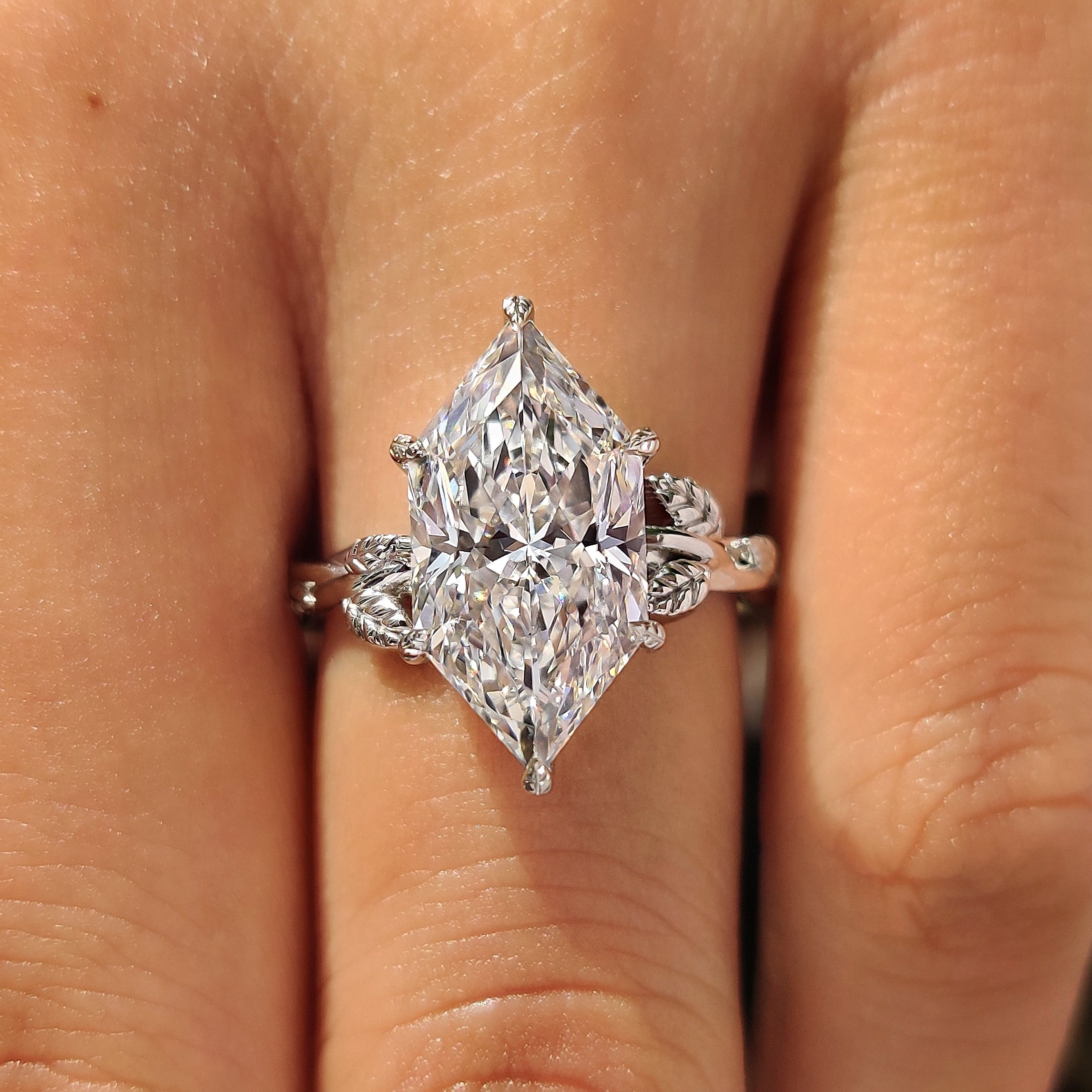 Six leaf style prong Dutch marquise ring
