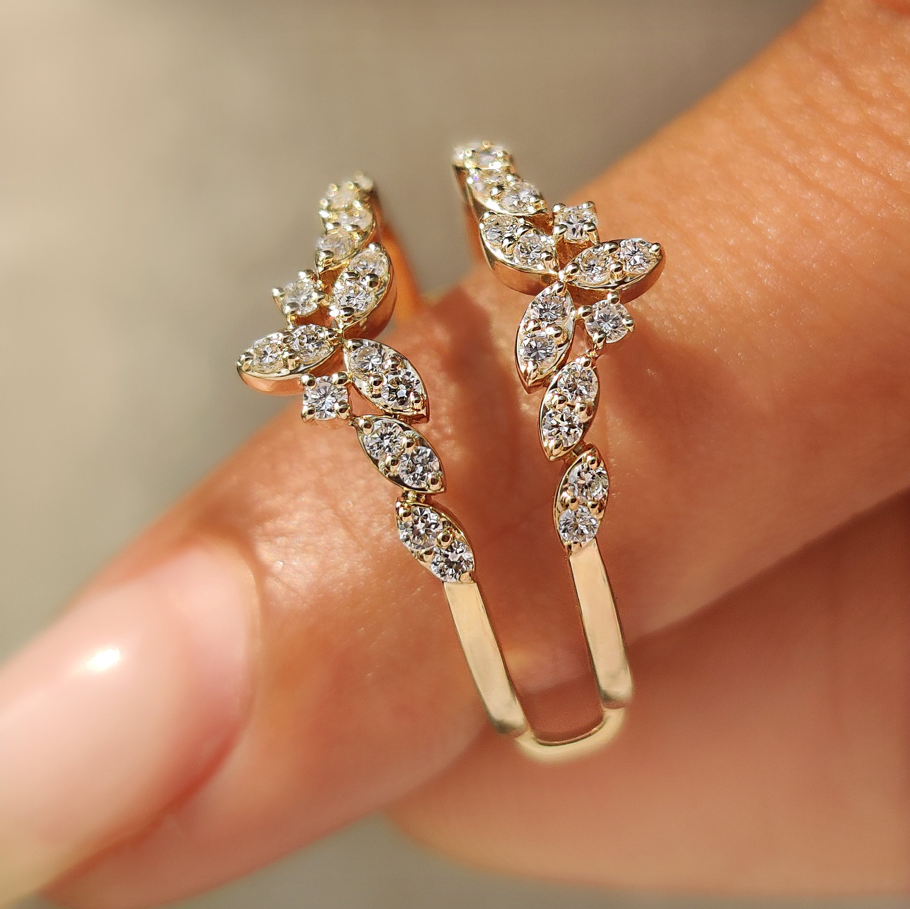 Lab grown round diamonds set along both sides of the band.
