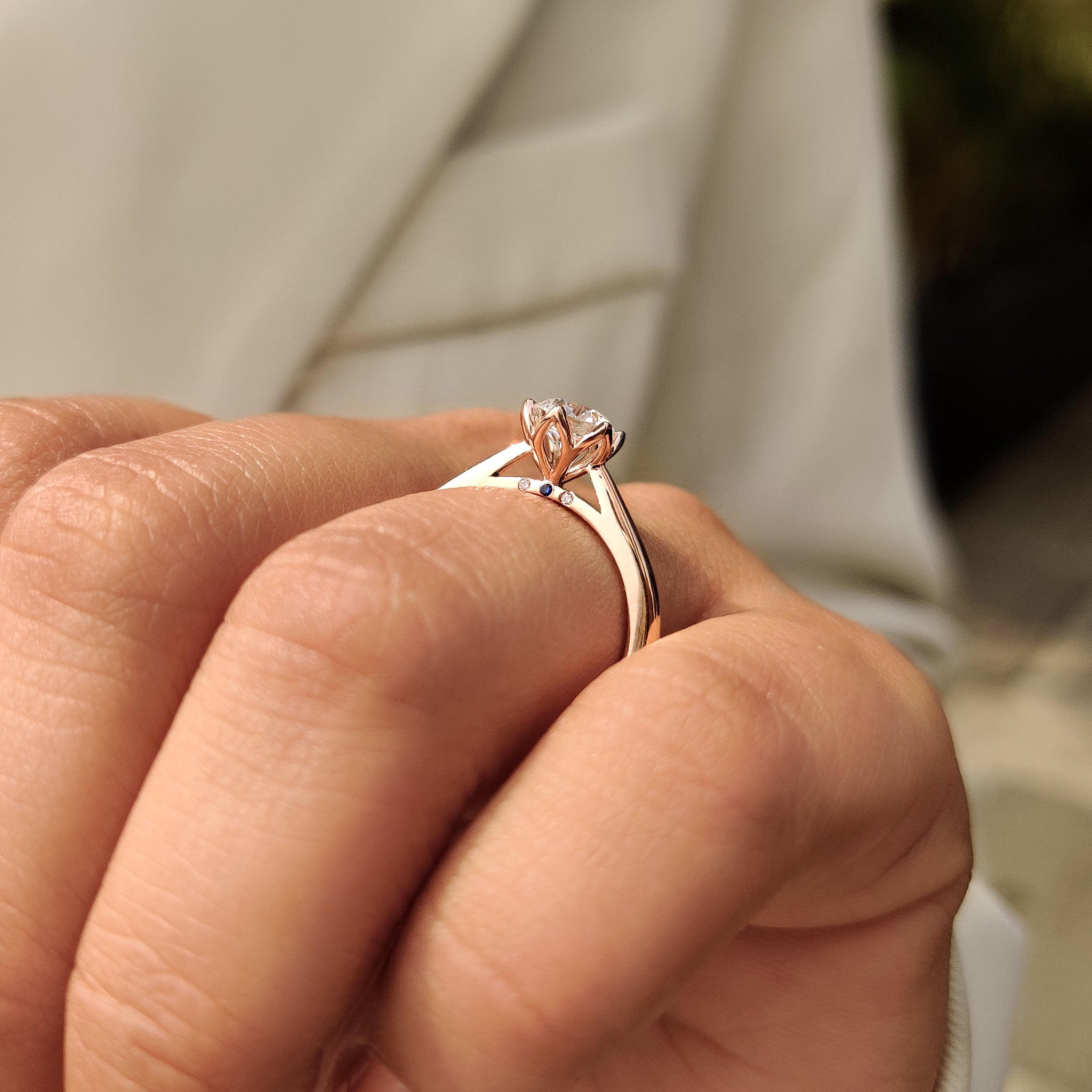 Tulip setting round diamond ring design.
