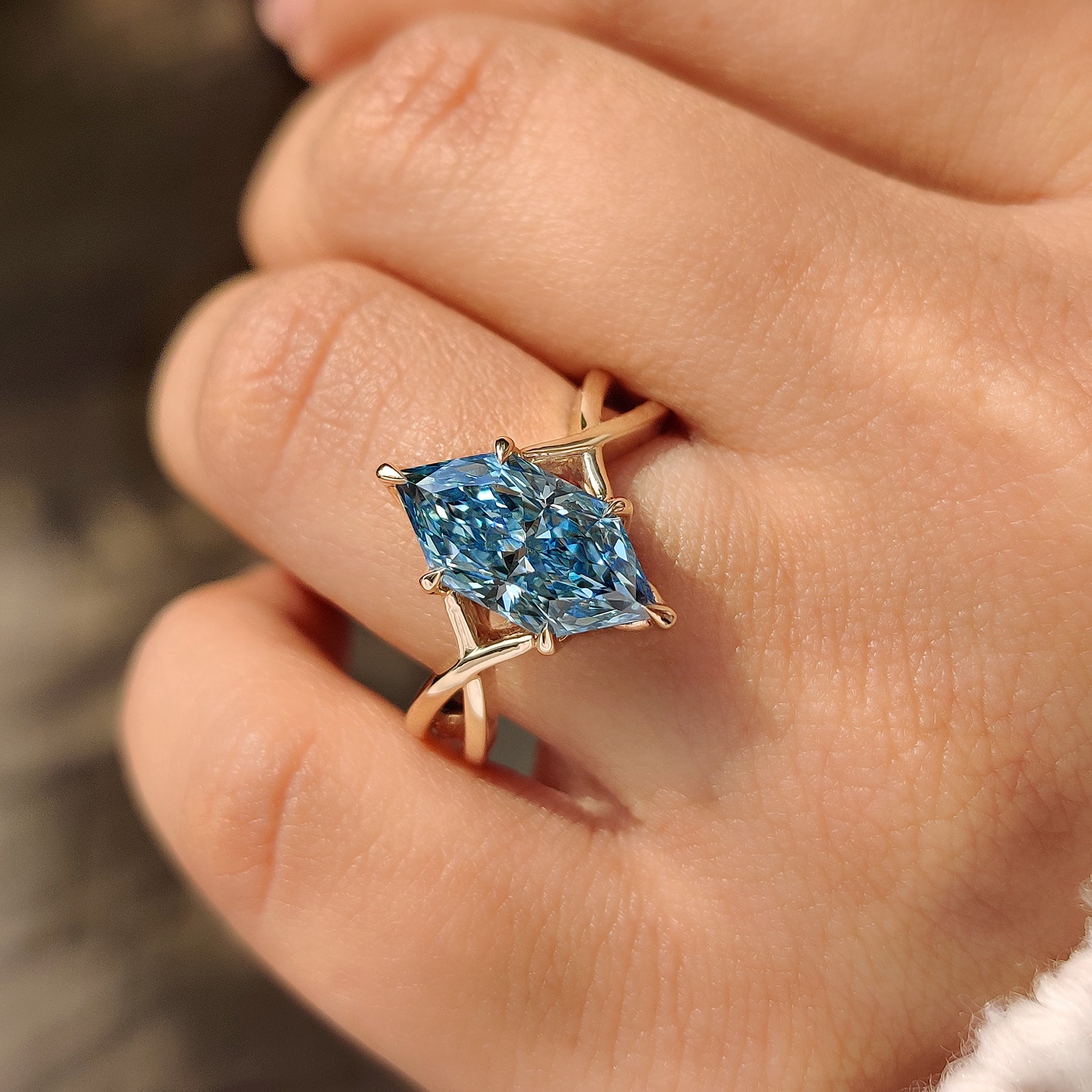 Handmade aquamarine diamond ring with six claw prongs design
