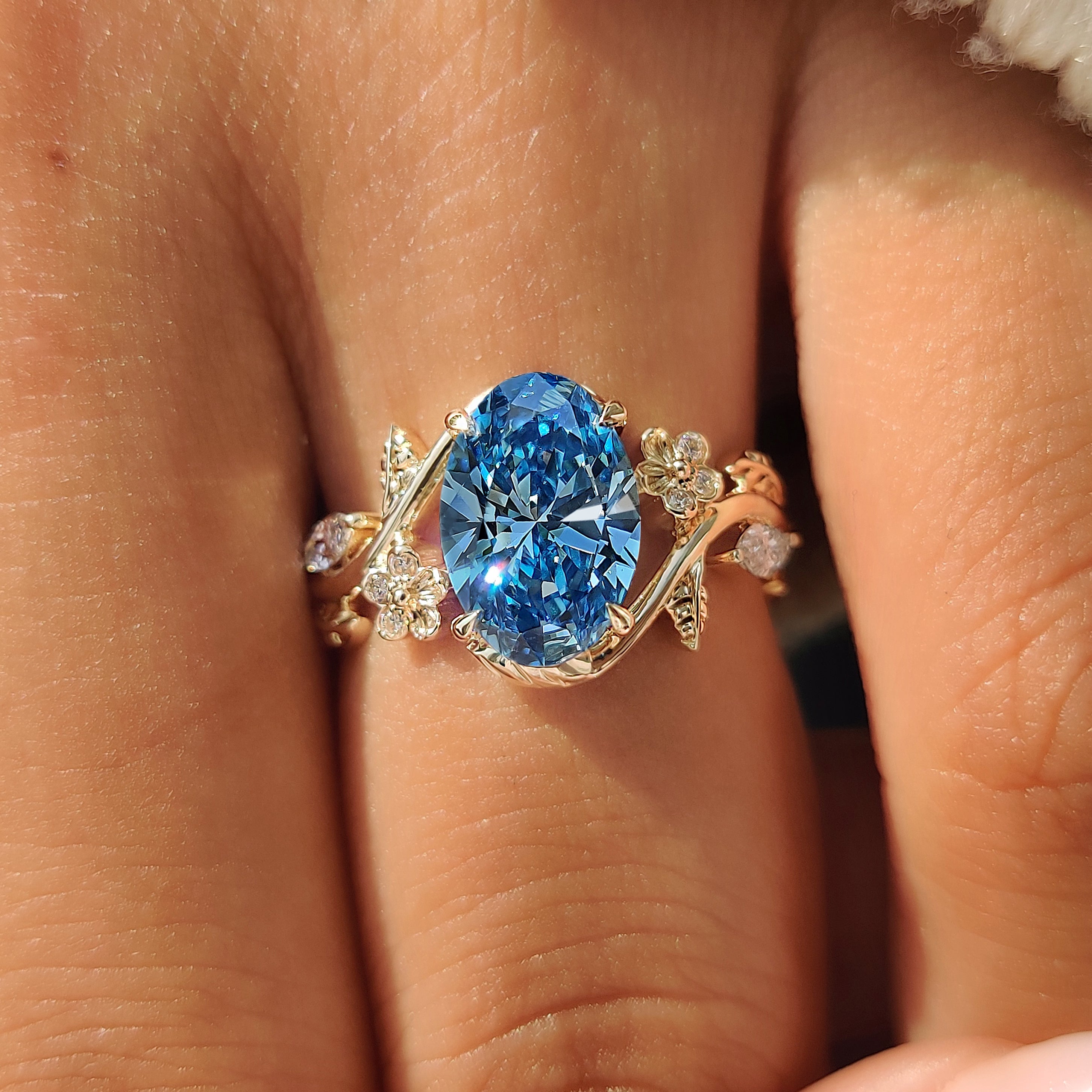 Oak leaf and acorn motifs along yellow gold ring shank.
