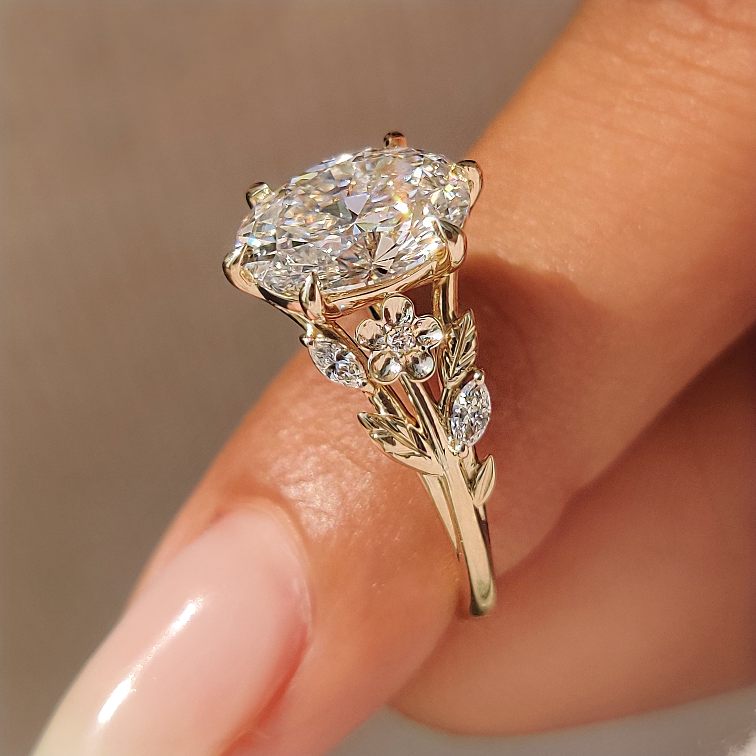Leaf and vine details along the yellow gold band.
