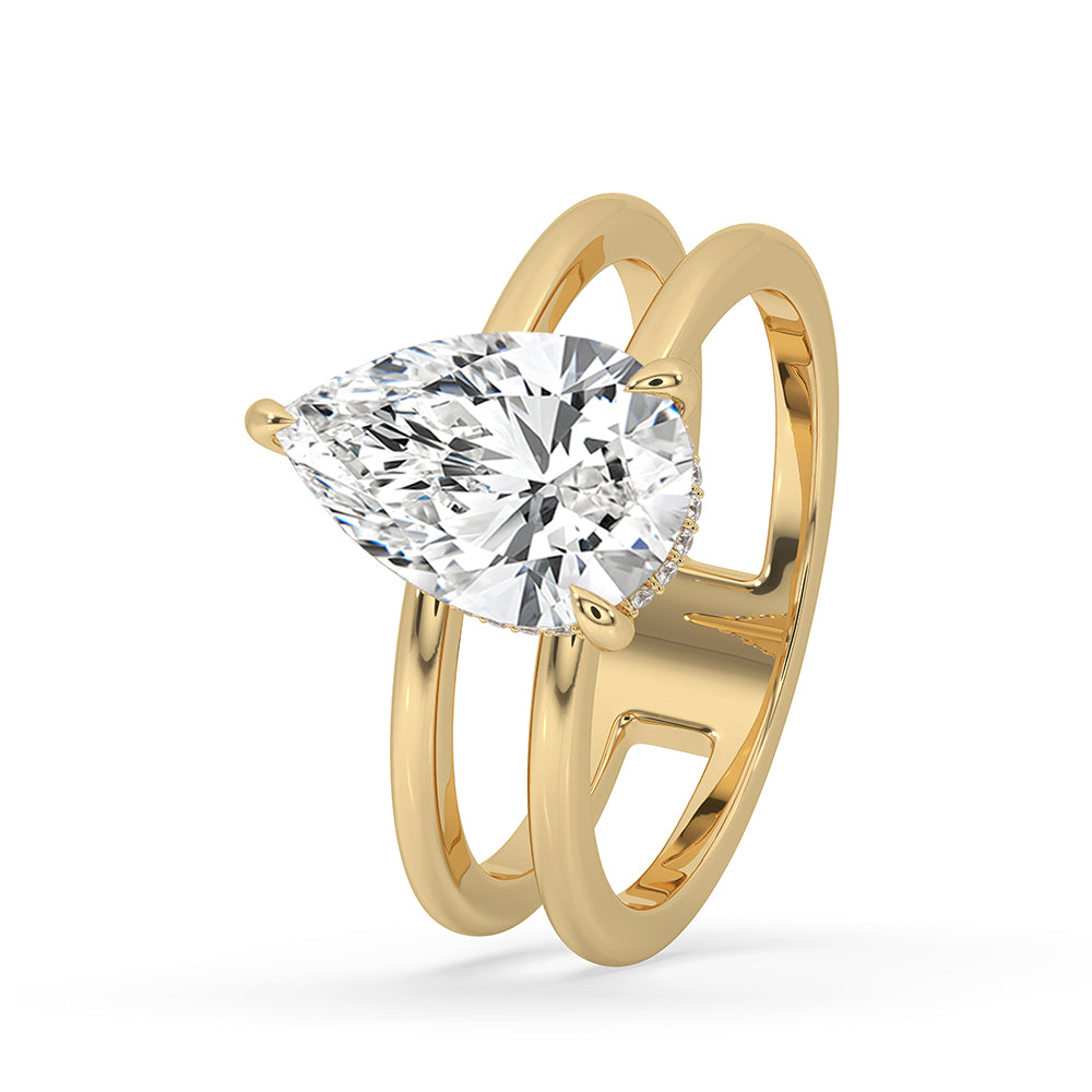 Yellow gold ring with a timeless, elegant appeal.