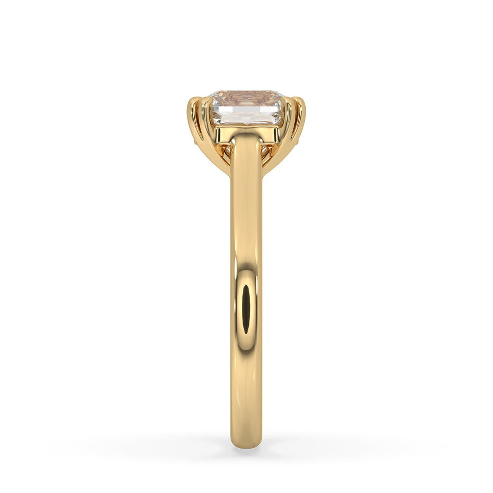 Yellow gold diamond ring with a luxurious and classic design.
