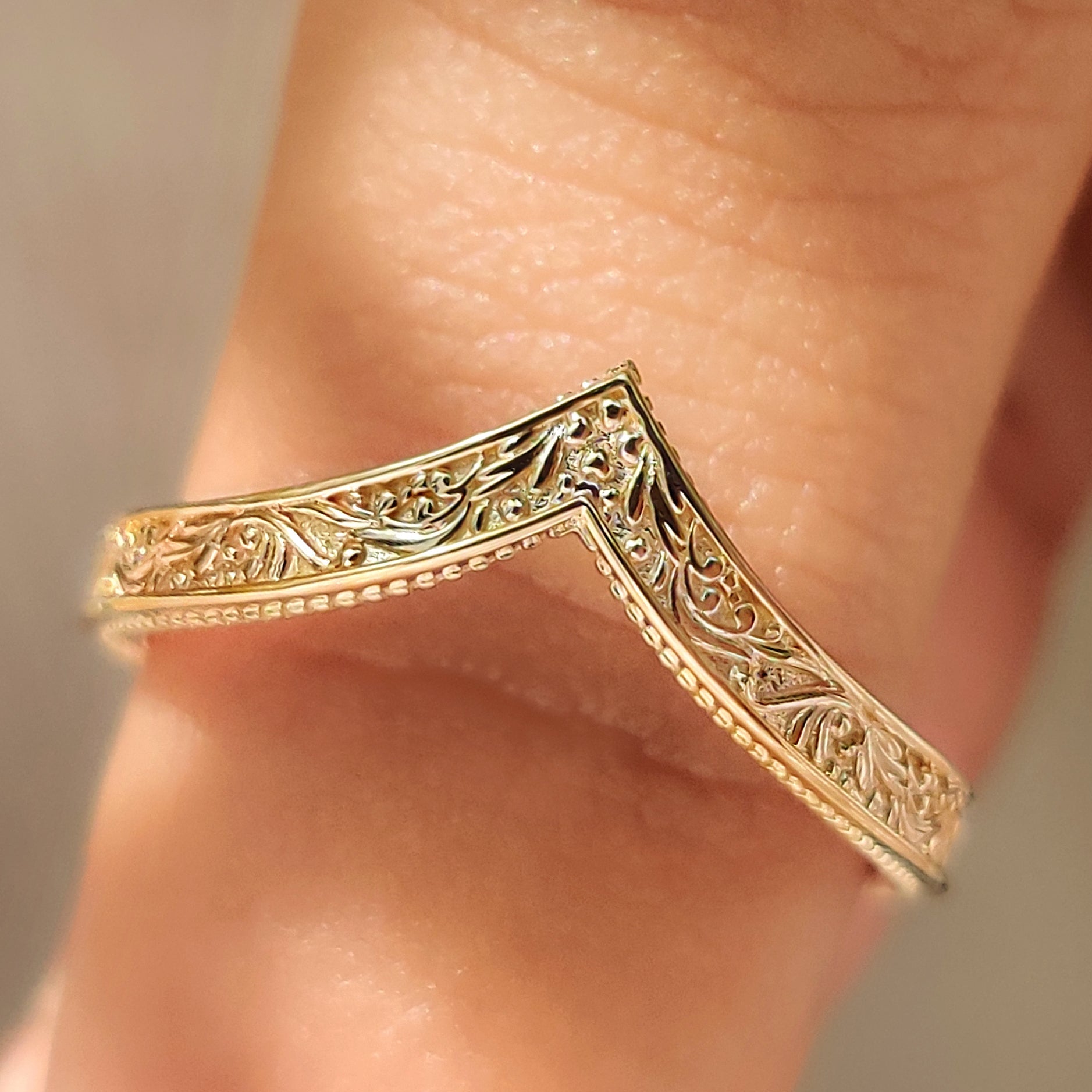 Art Deco wedding band with vintage milgrain detail design
