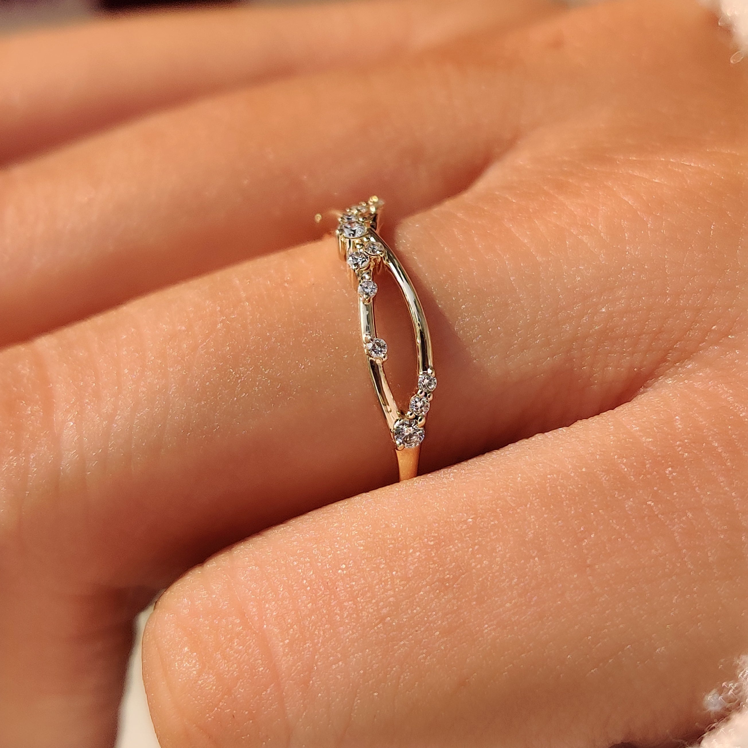 Twisted wedding band set with round diamonds.
