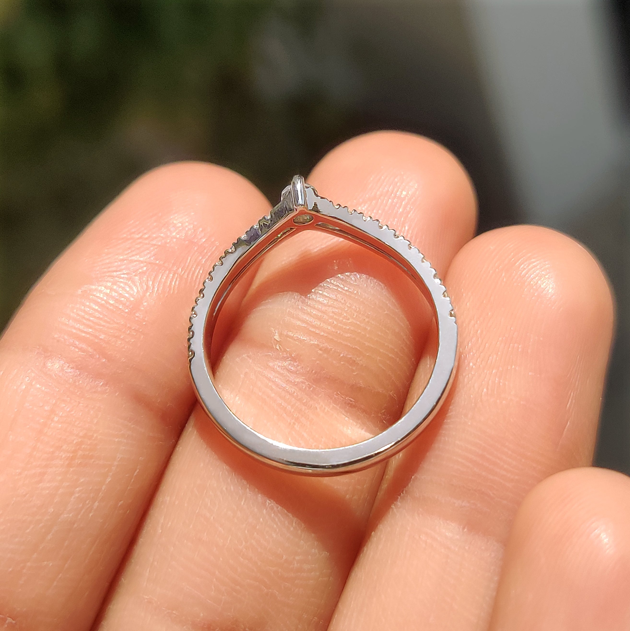 Half eternity band with round diamonds and V shape
