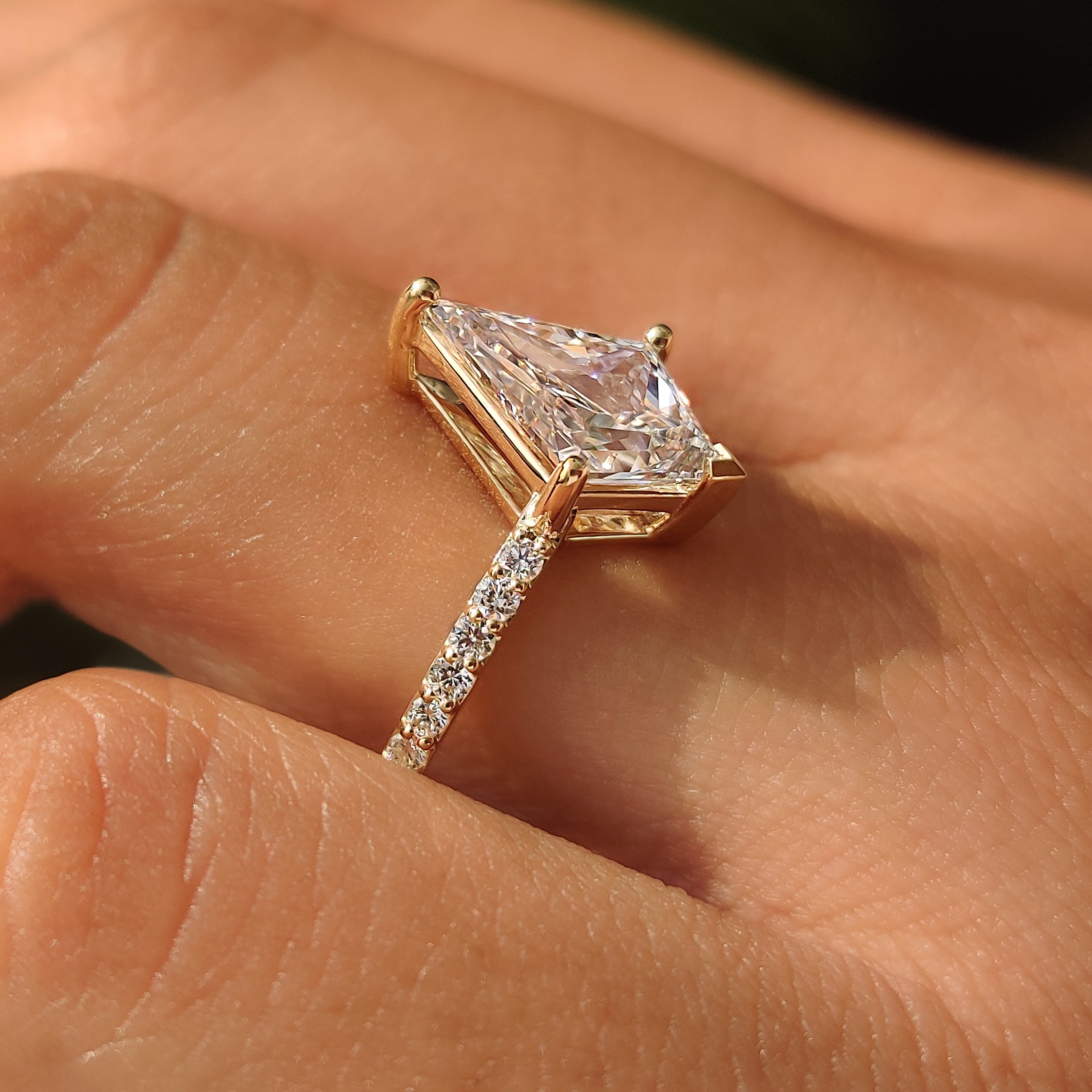 Open basket gallery below a kite shaped center diamond.
