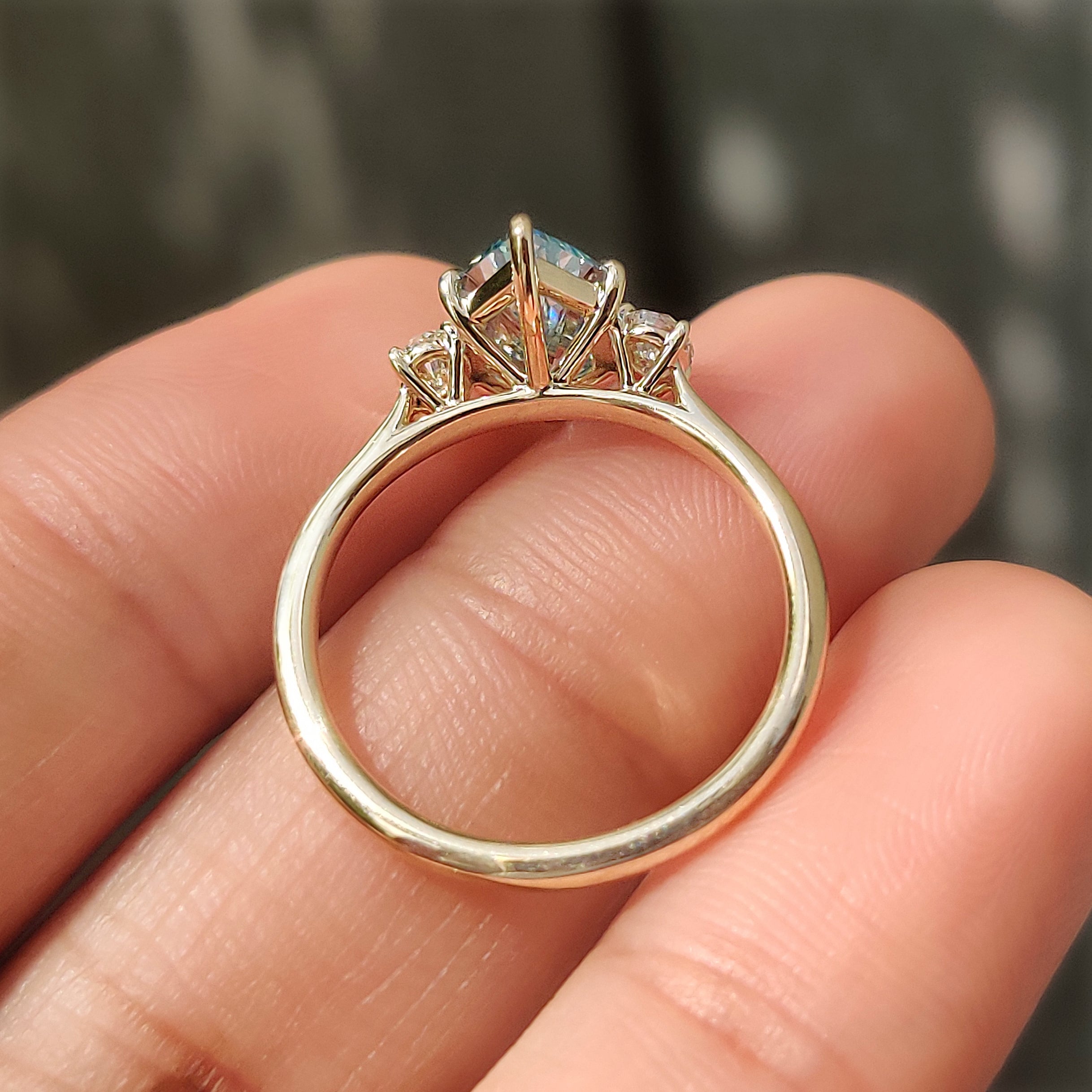 Oval side stones with four claw prong setting.
