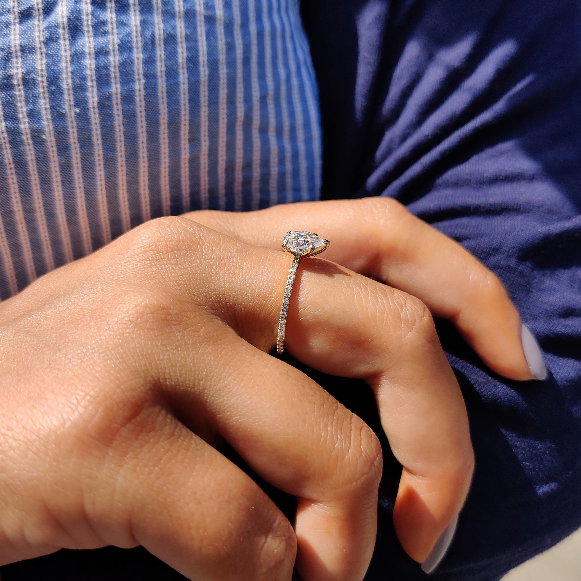 Round cut pave setting that adds brilliance to the ring.
