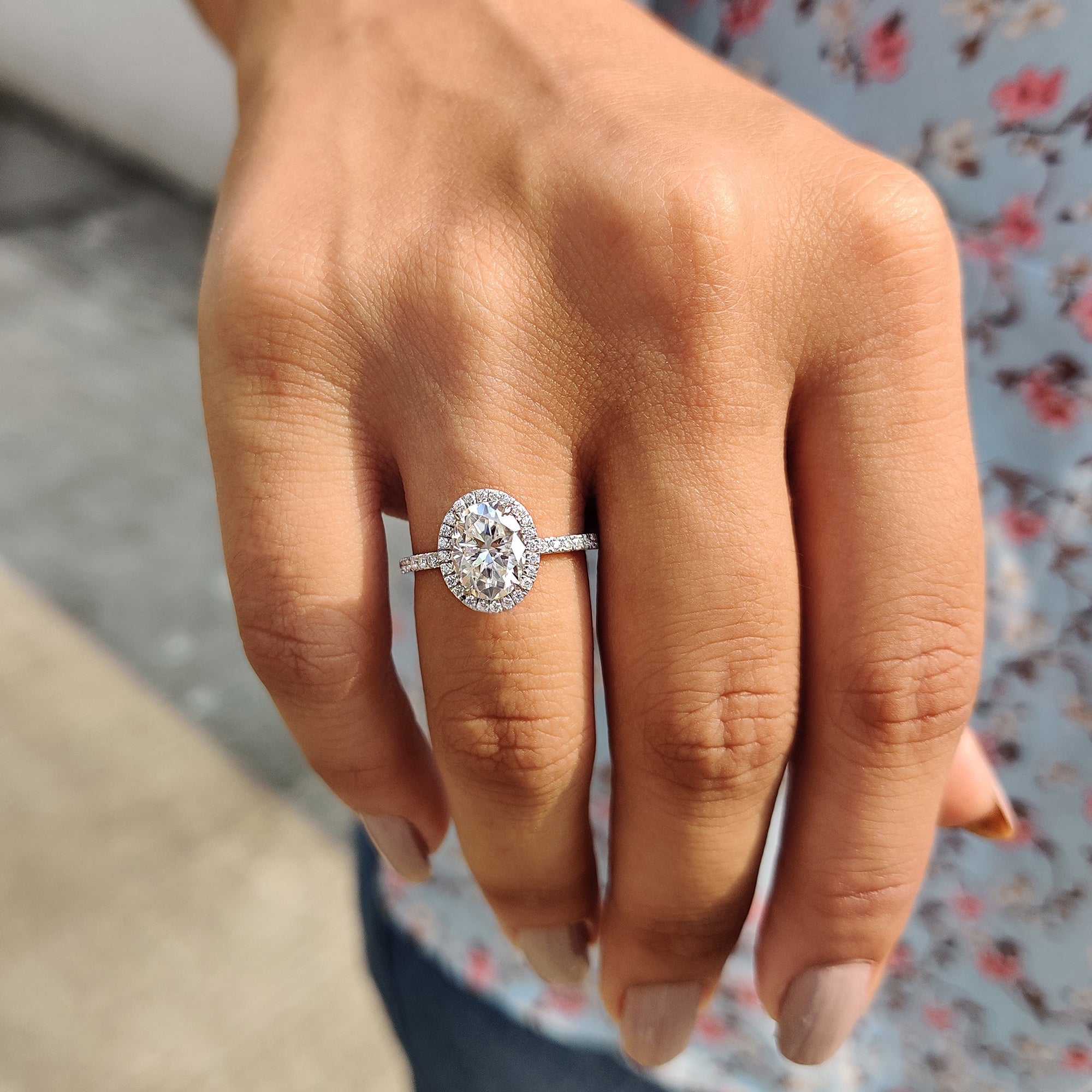 This oval cut moissanite ring shines with exceptional clarity and brilliance.
