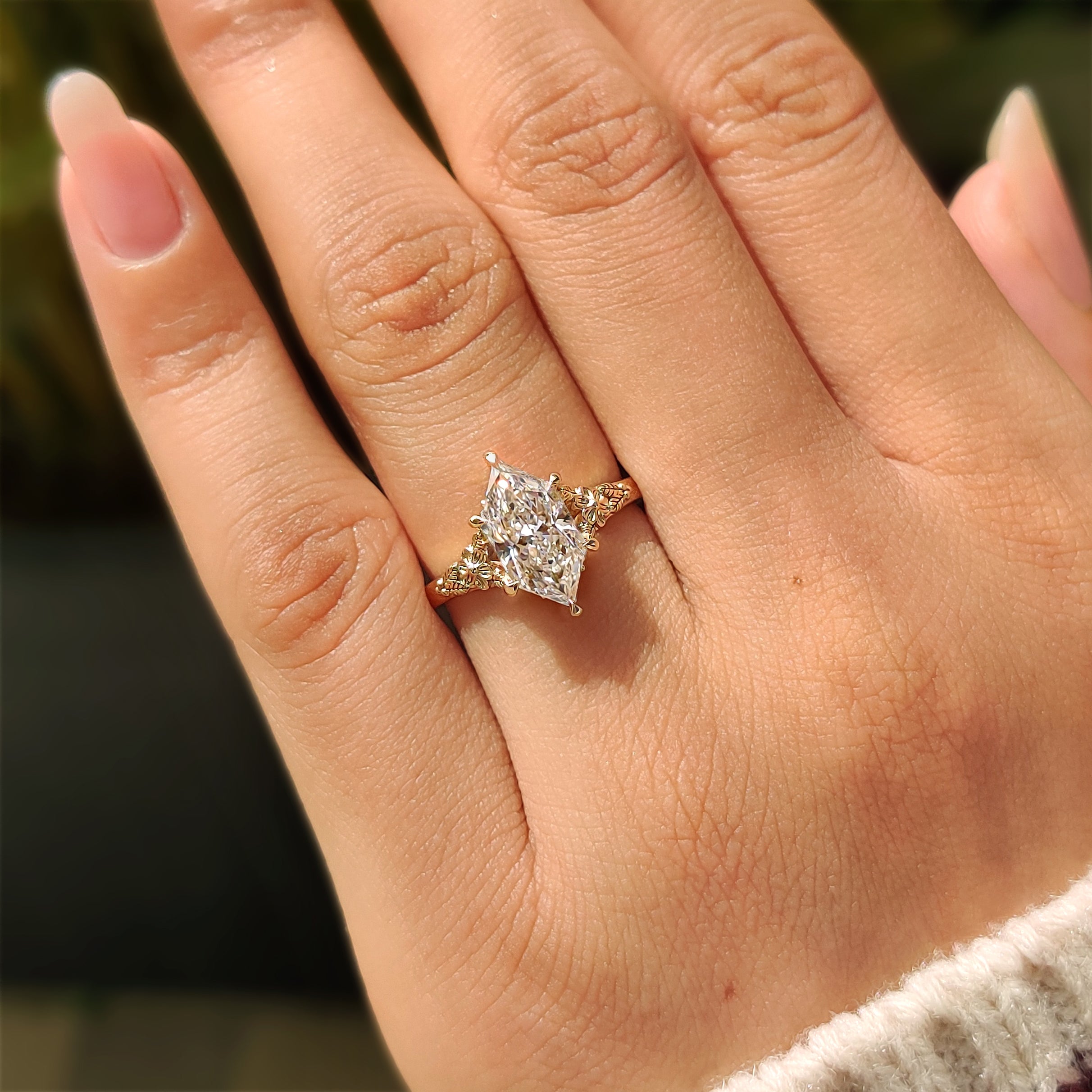 Leaf shank with Dutch marquise center diamond
