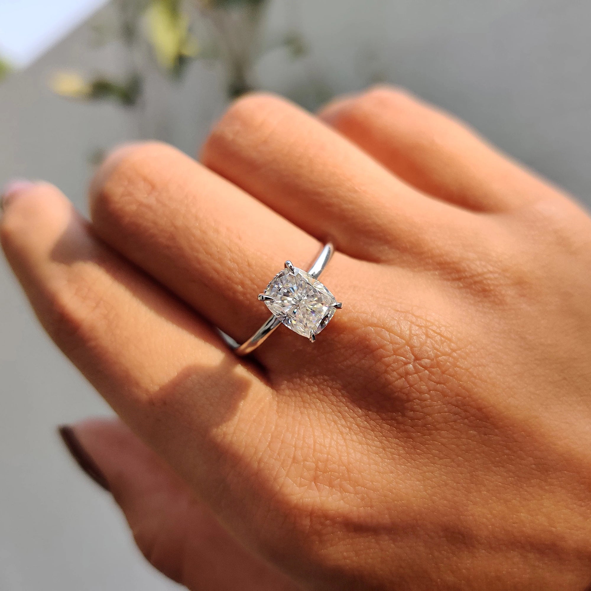 The claw prong setting enhances the stone’s visibility and brilliance.
