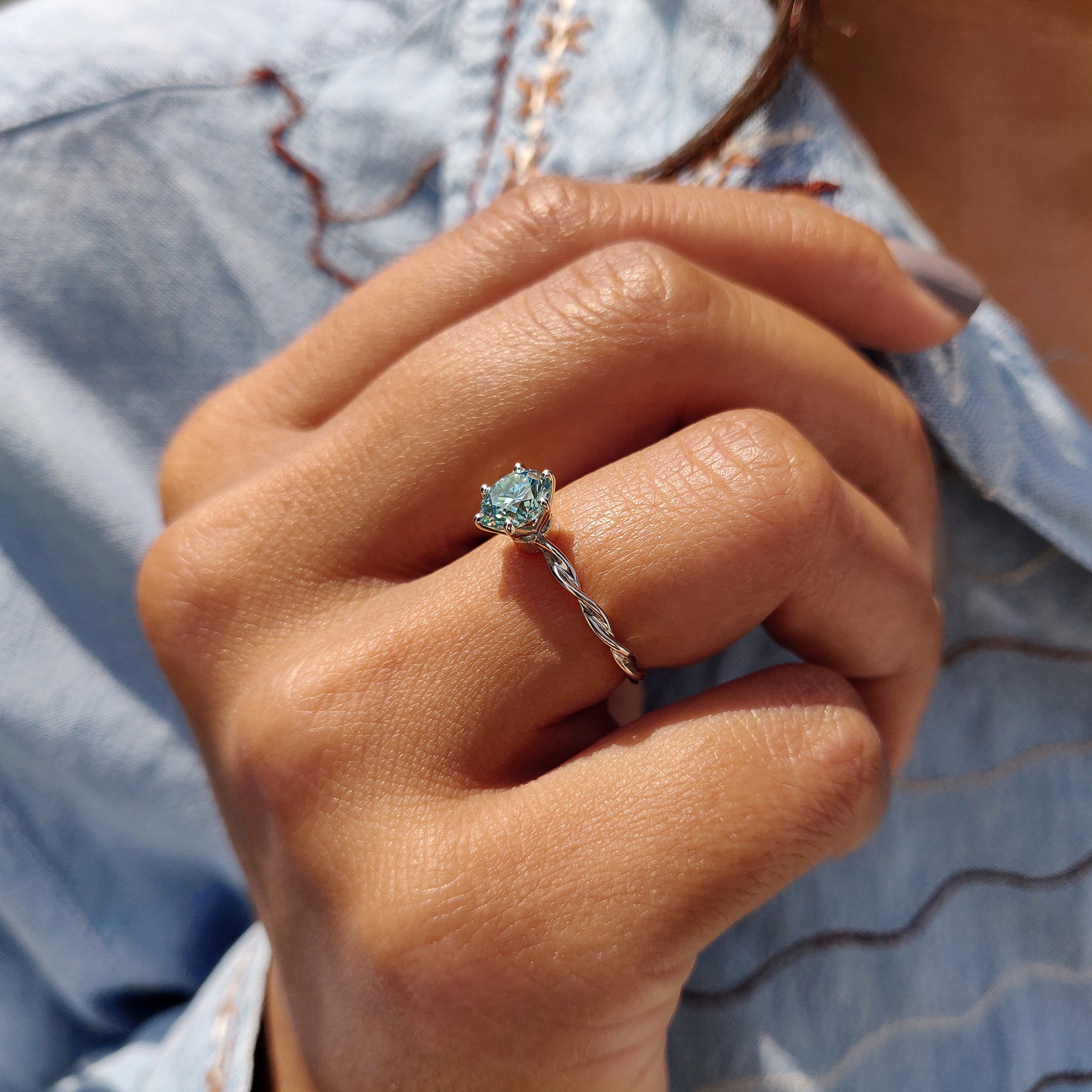 A beautiful aqua blue ring brings color and charm to the design.
