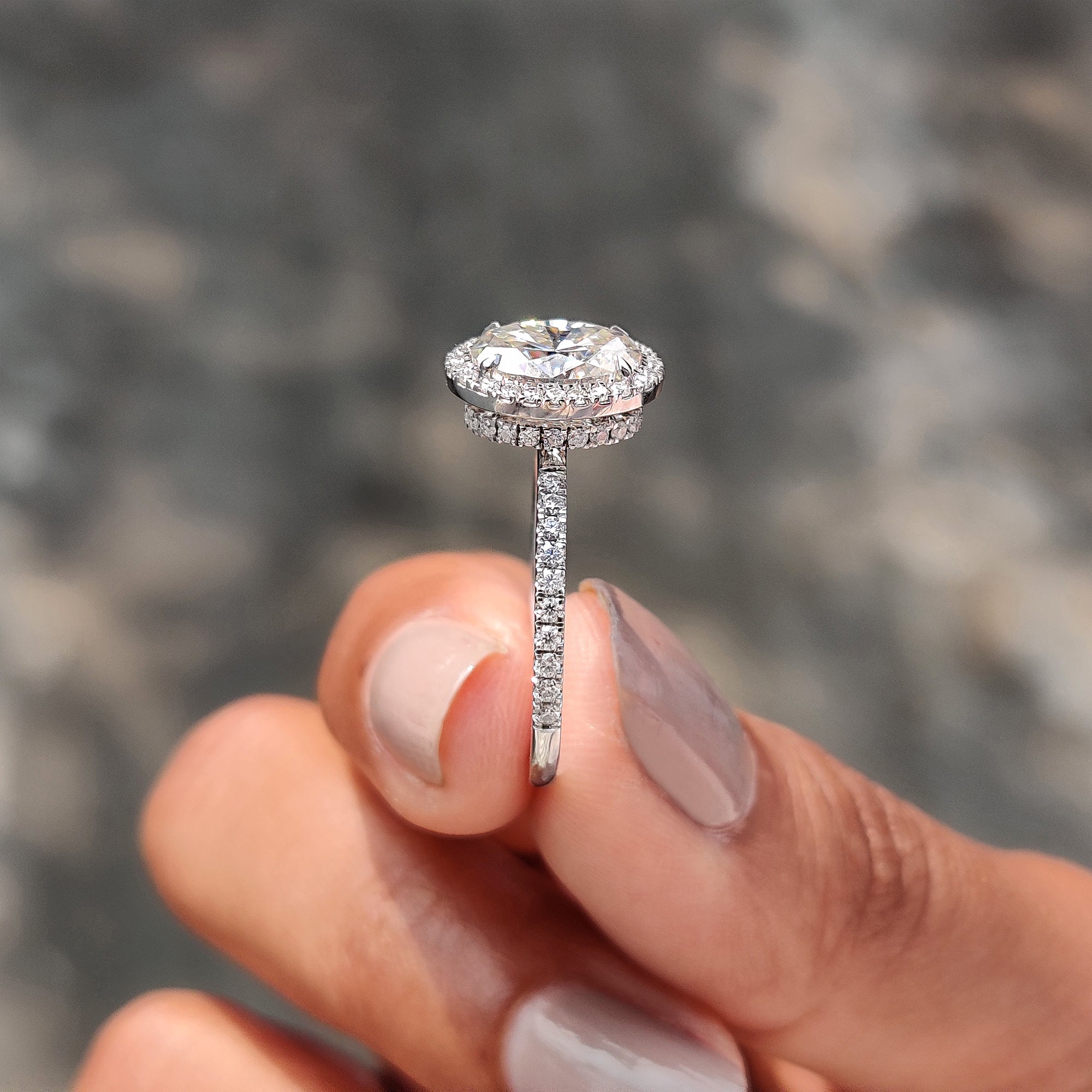 This unique white gold ring offers a sleek and modern design with classic appeal.
