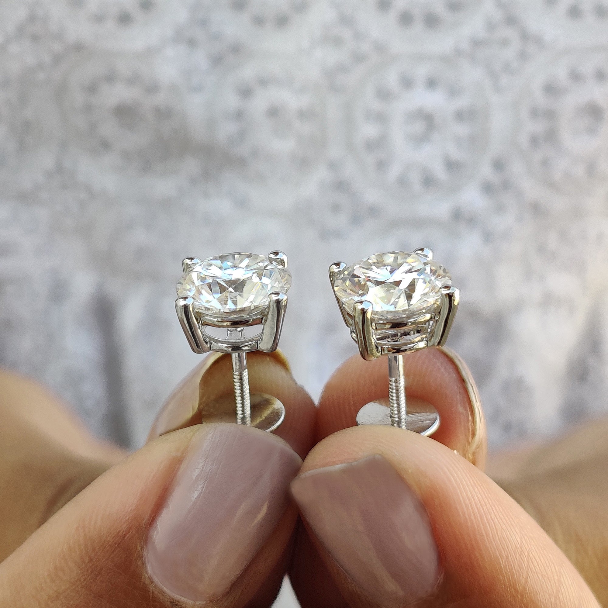 Screw back earrings included in round cut stud earrings from carat Diamonds earrings.
