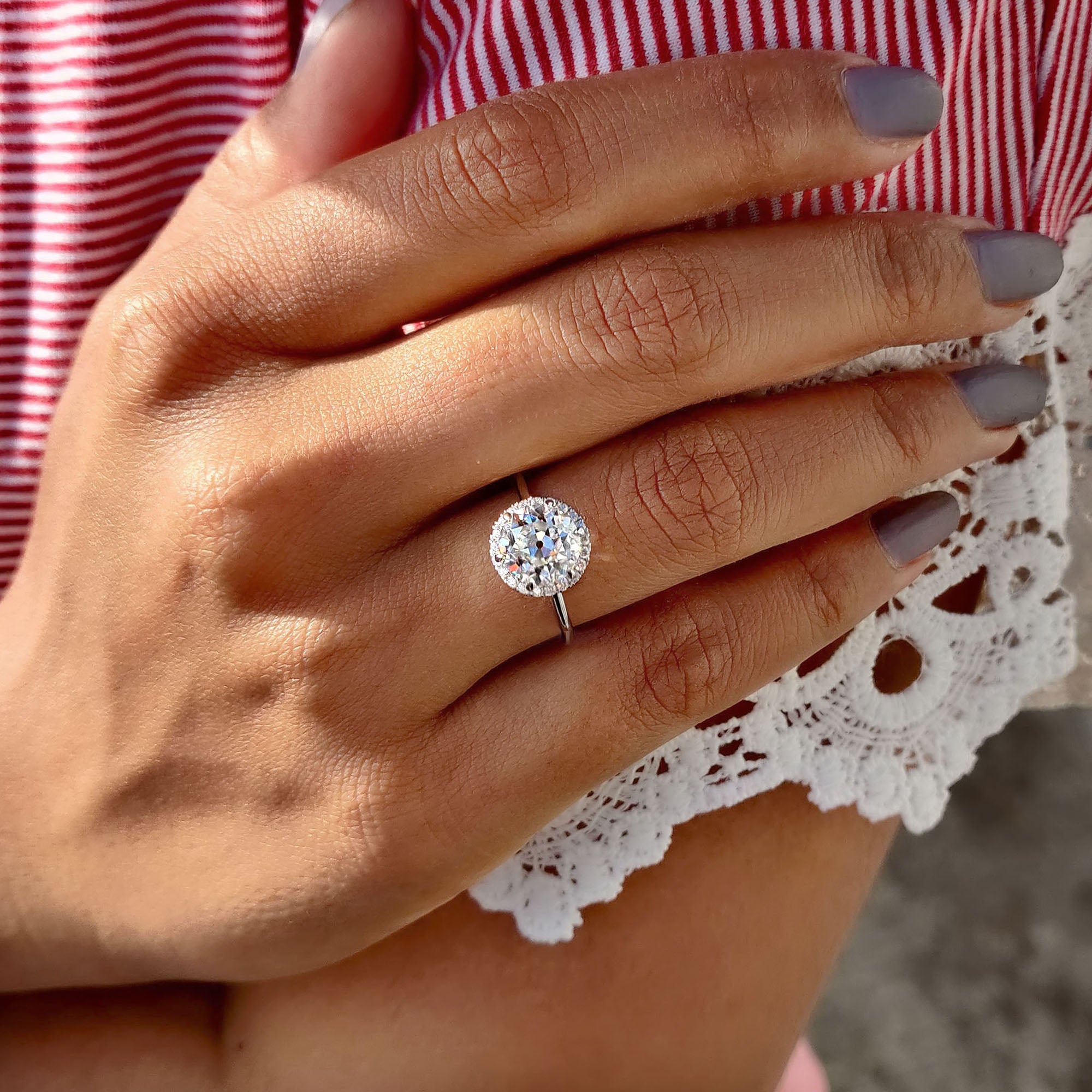 The round old European cut ring combines vintage charm with modern style.
