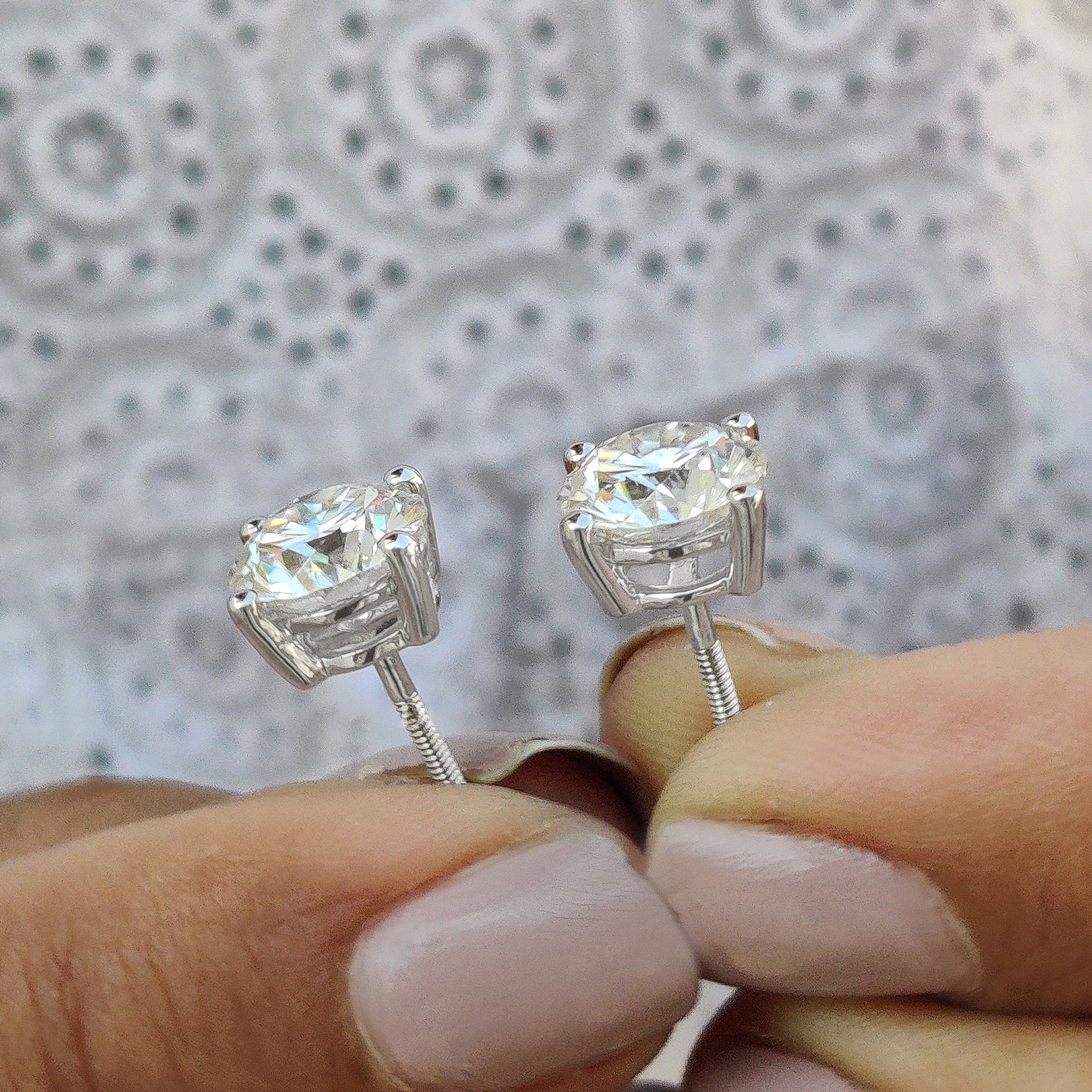 Round cut stud earrings made with screw back earrings and Moissanite Stud Earrings style.
