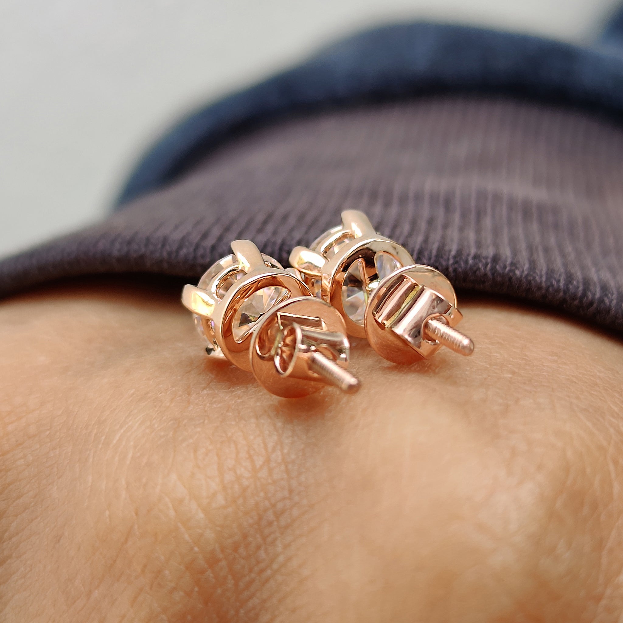 Curved wedding band in white gold with a unique style.
