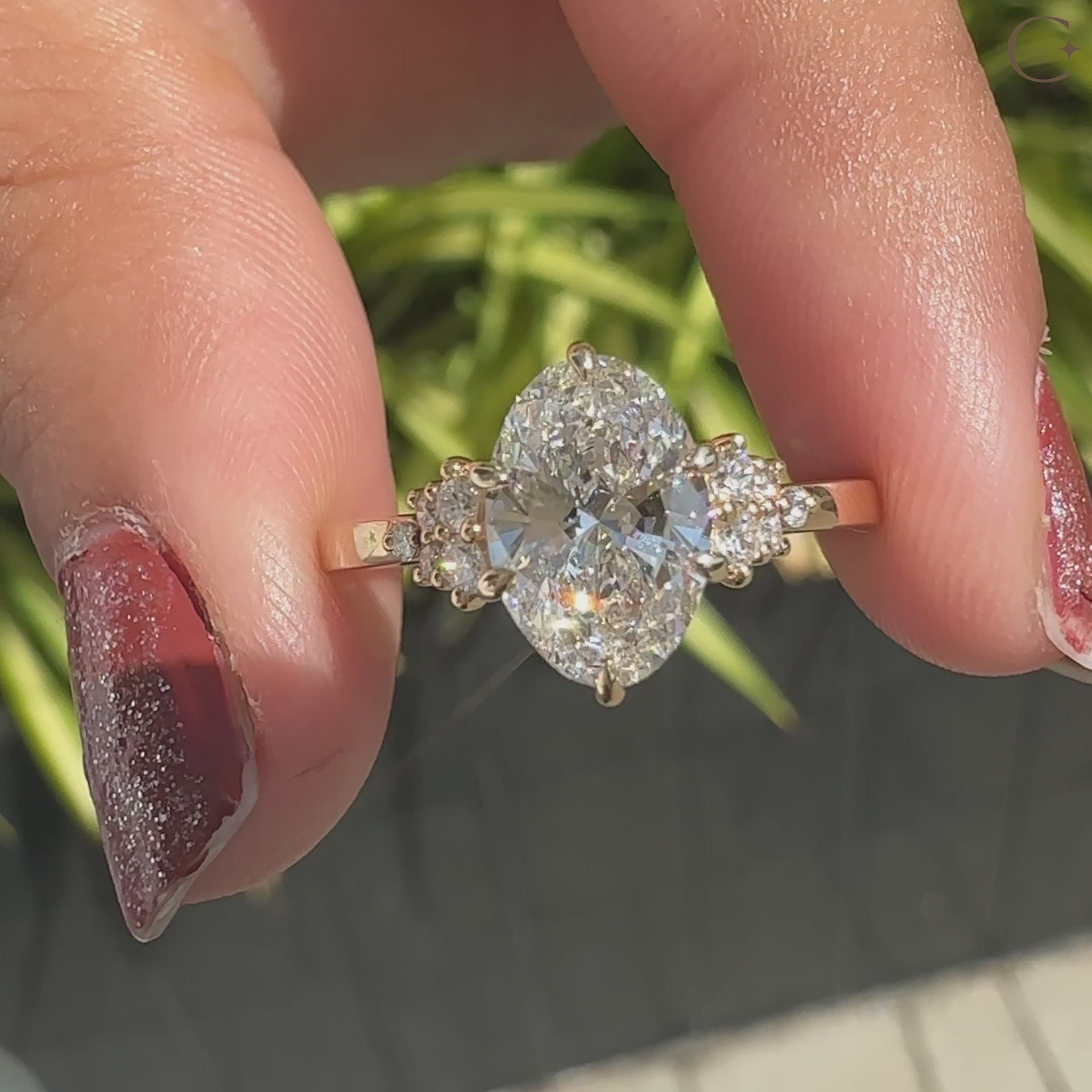 Round diamond side stone setting for extra brilliance.
