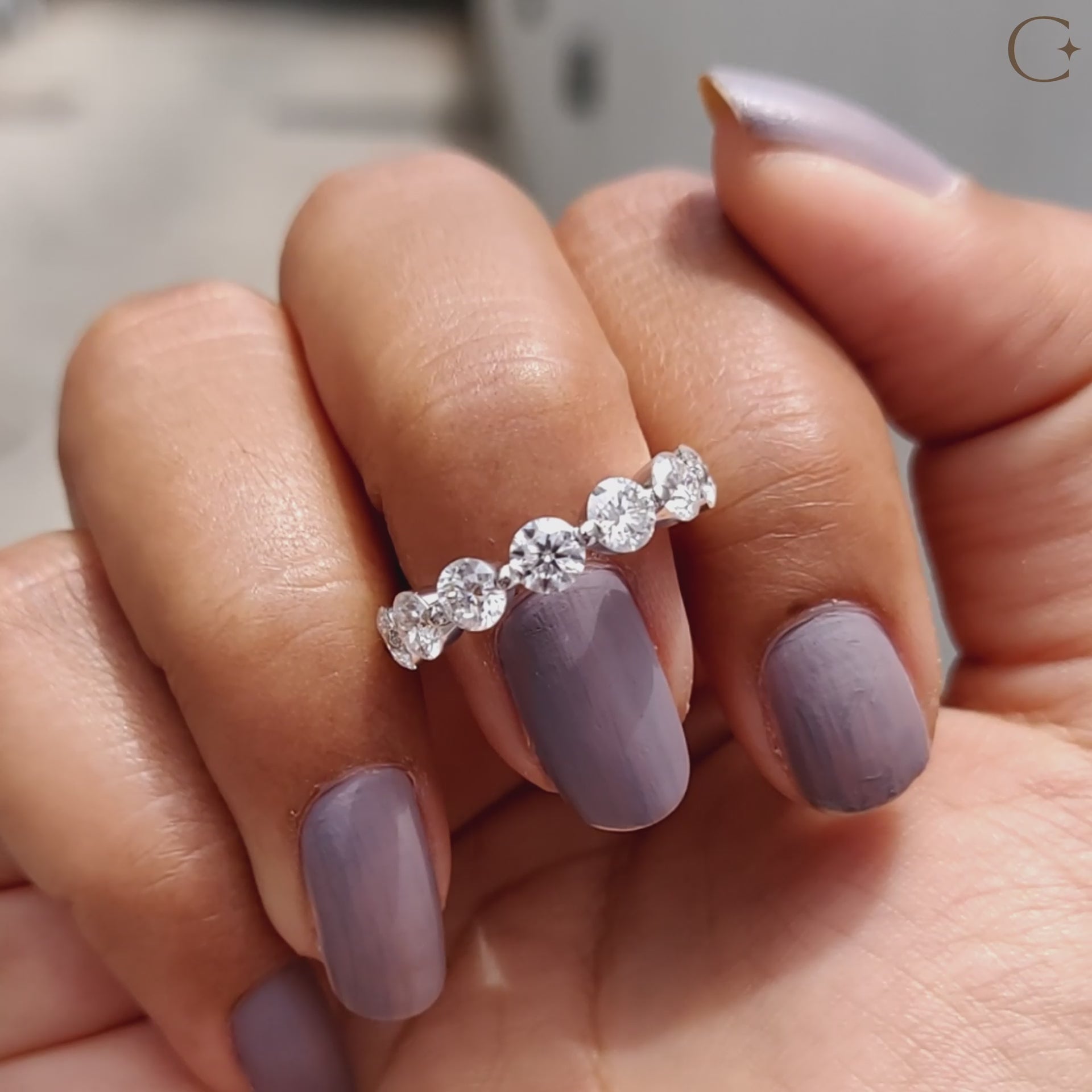 Round cut band offering a clean, modern look.