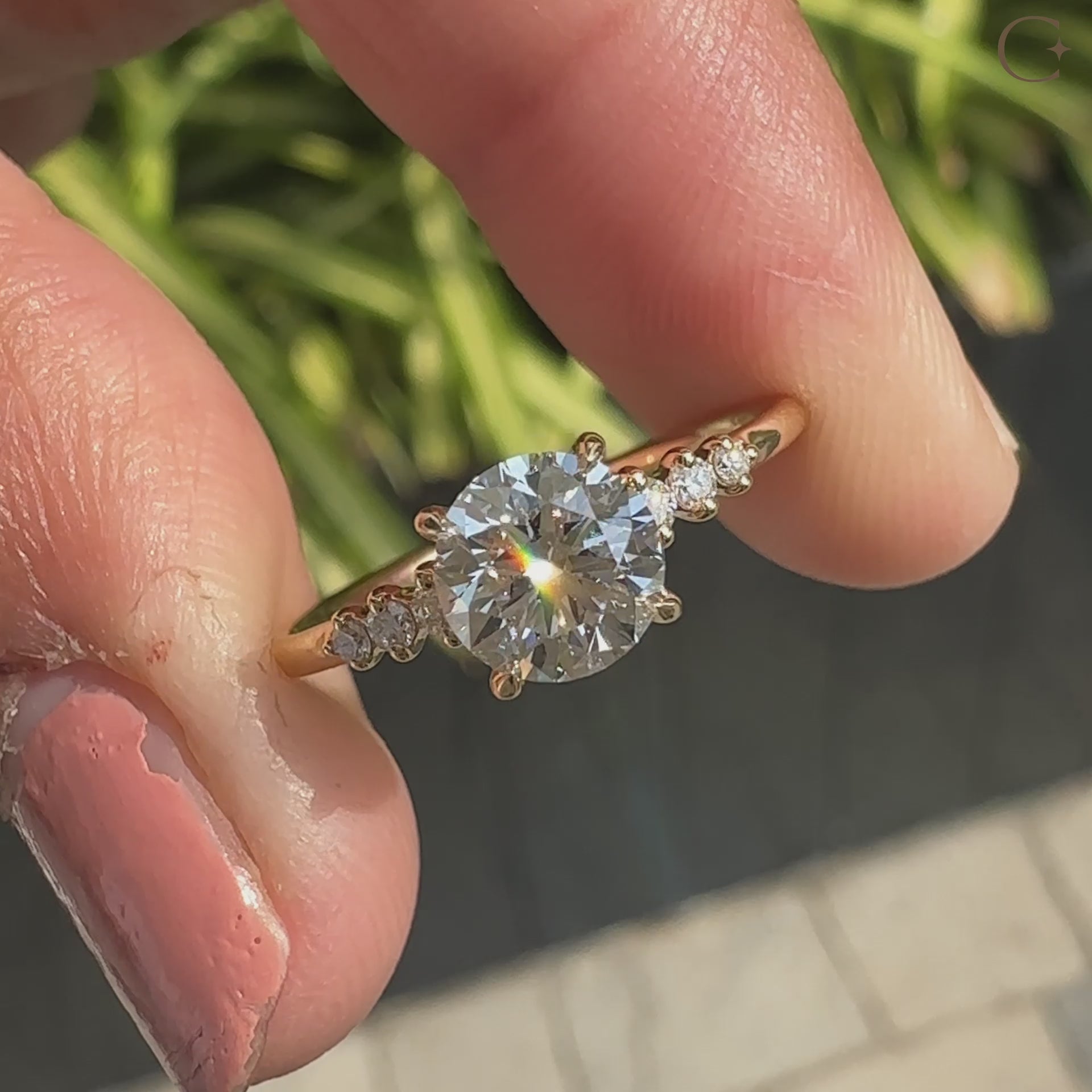 4 claw prong setting showcasing brilliance.
