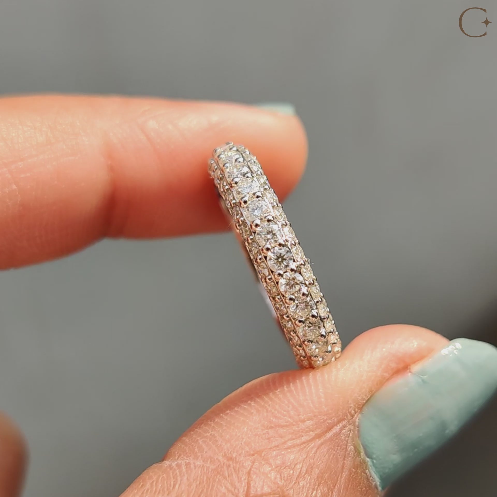 Round cut wedding band offers a classic round shape.
