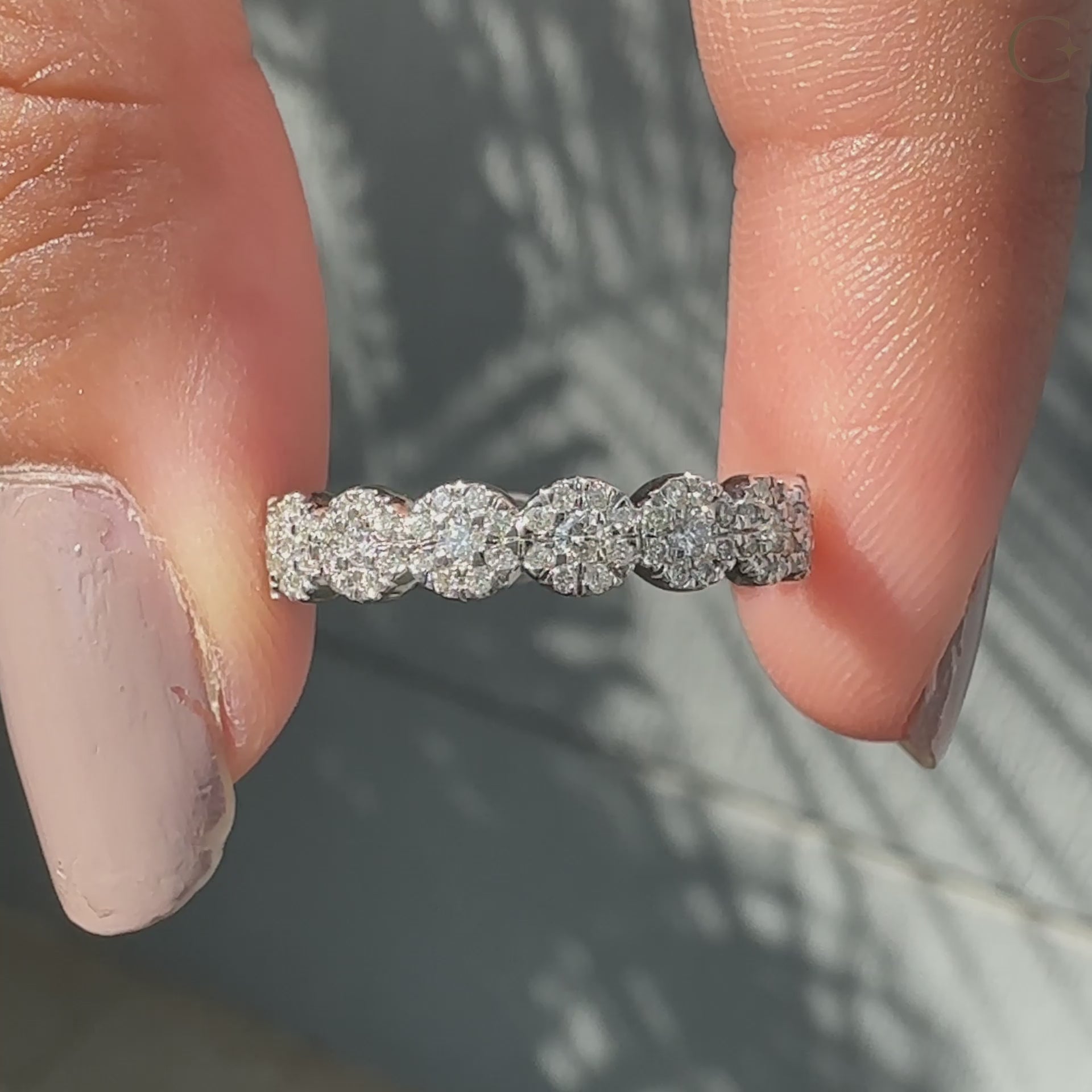 Round halo band with sparkling diamonds, perfect for an exquisite bridal look.