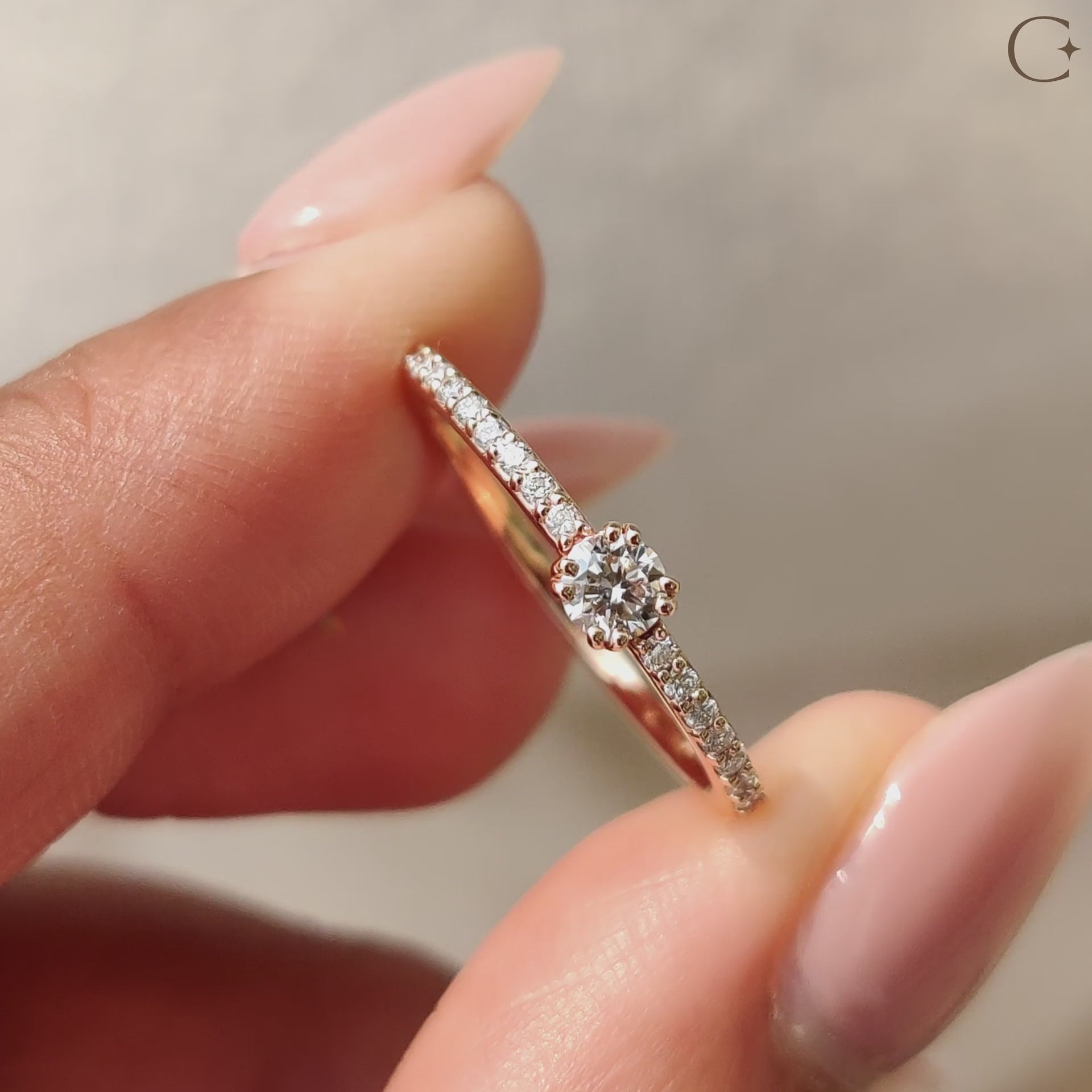 A round cut diamond ring in gold
