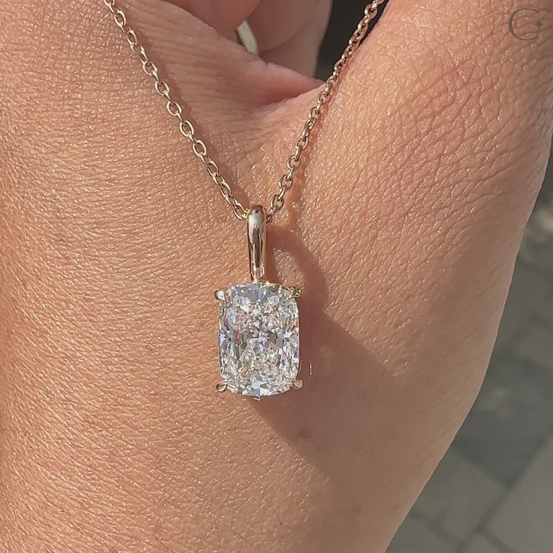 4 claw prong setting in rose gold pendant.
