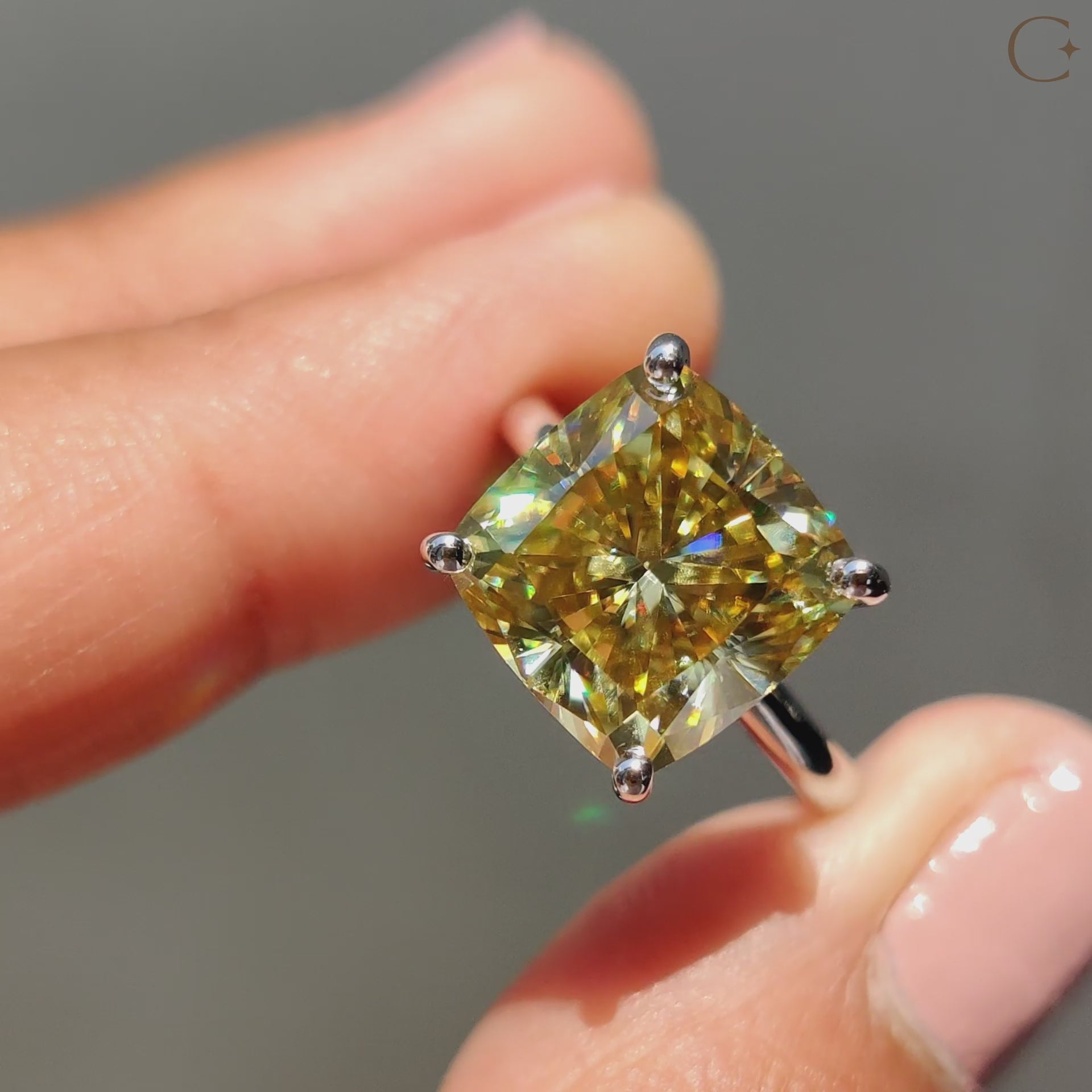 Stunning cushion cut engagement ring in white gold with a modern design.