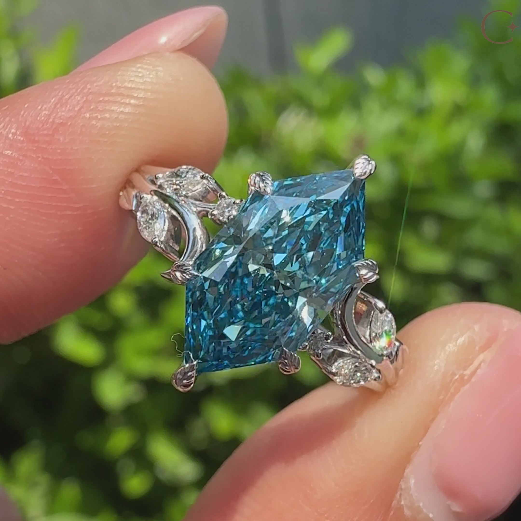 Nature inspired Dutch marquise ring with six leaf style prongs.
