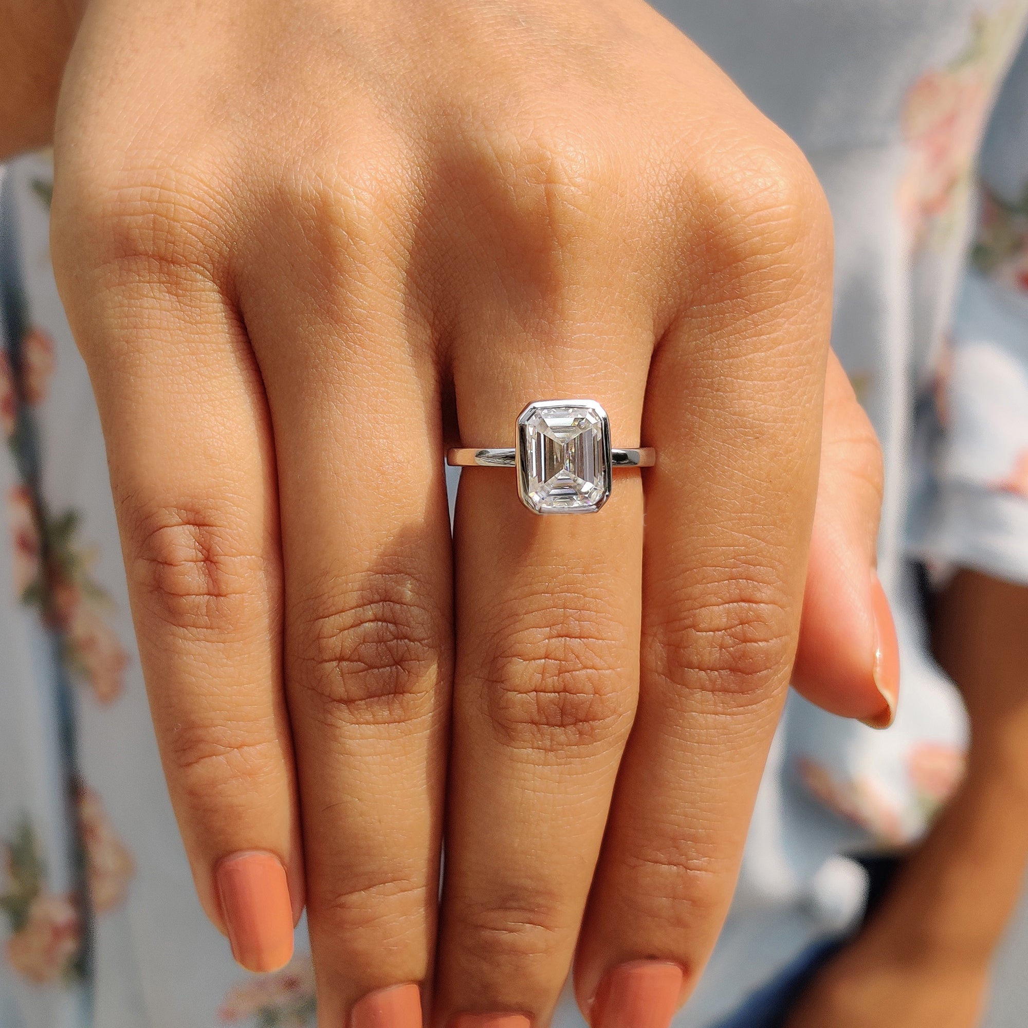 This emerald engagement ring has a beautiful design.