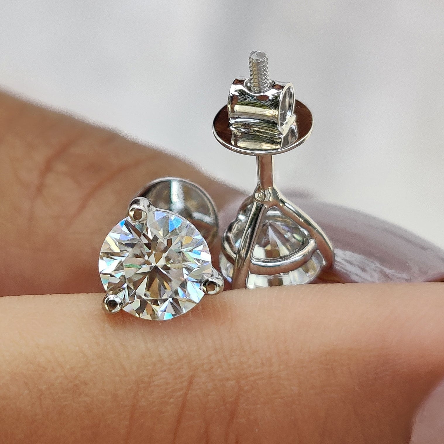 Round Diamond Stud Earrings In White Gold